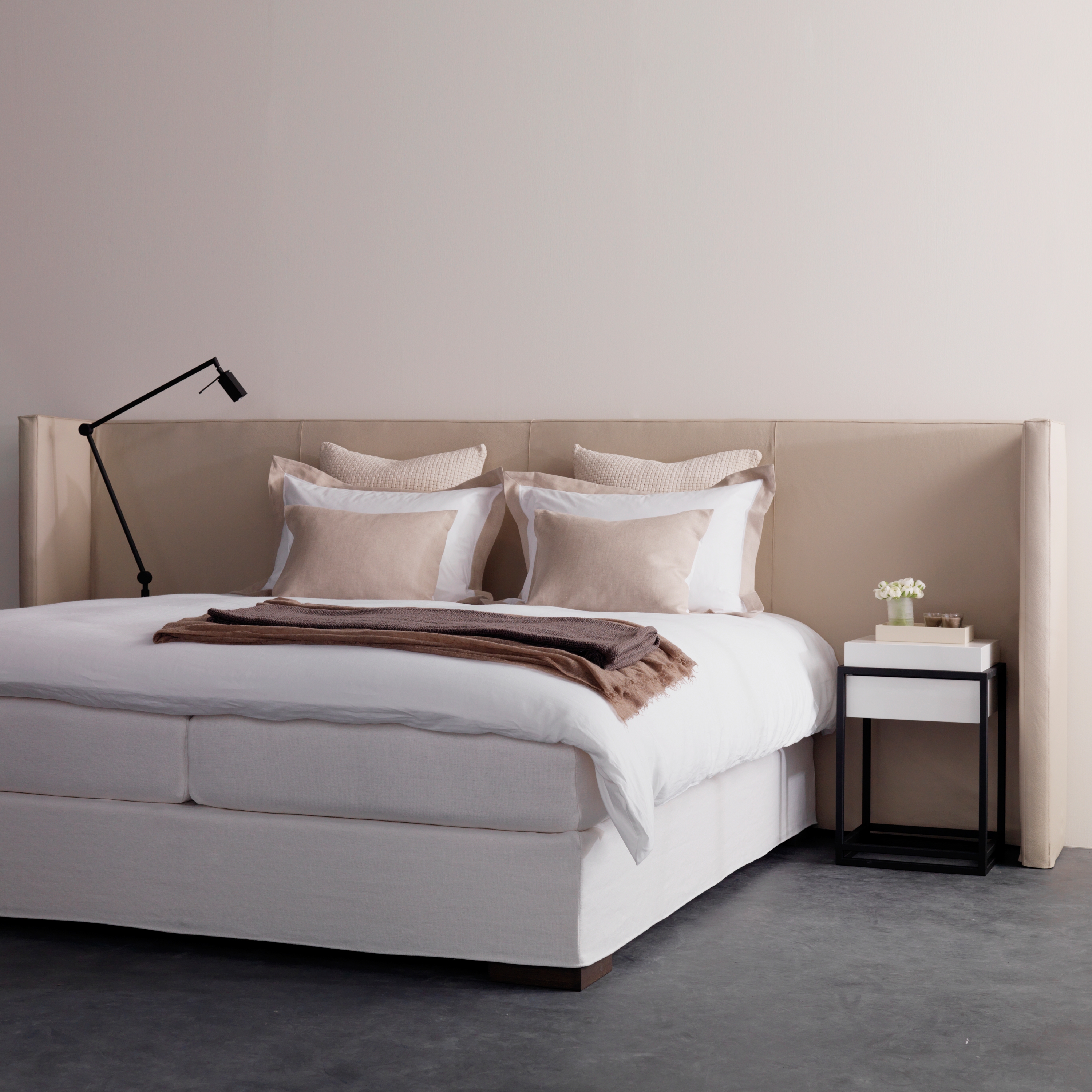 Afficher le produit Menton headboard leather du fabricant Nilson Handmade Beds