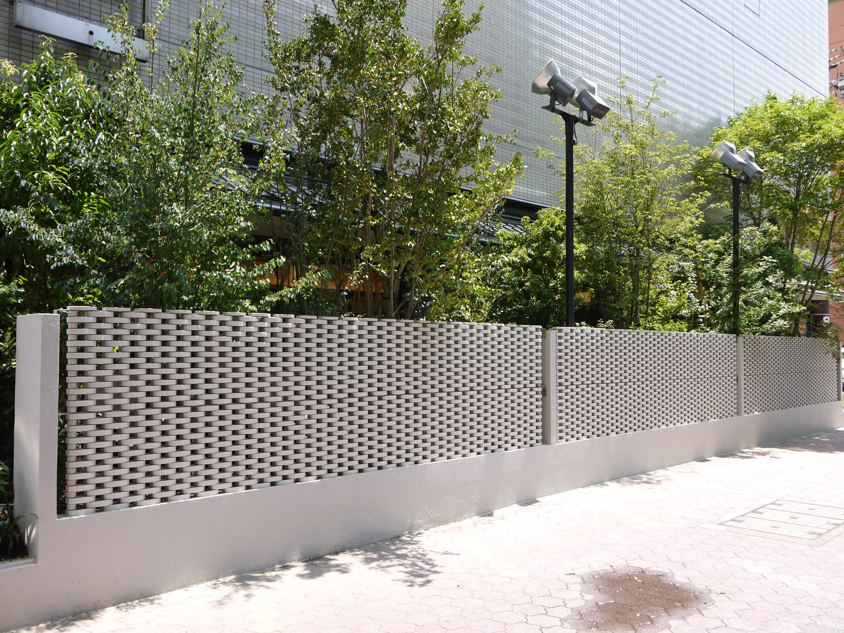 Kenzan - Ceramic screen in-situ