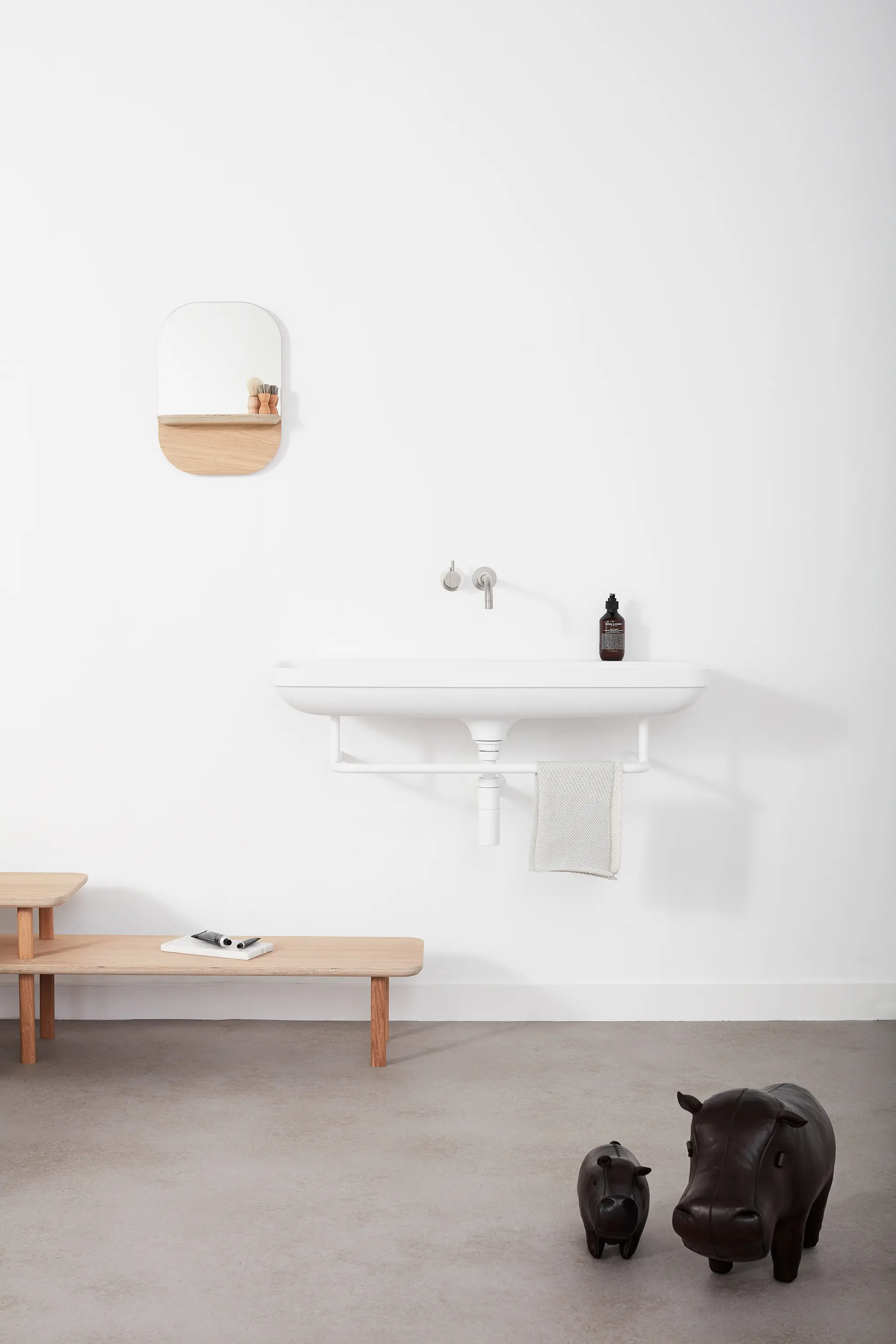 Not Only White - Aim lavabo avec noir soft touch coating