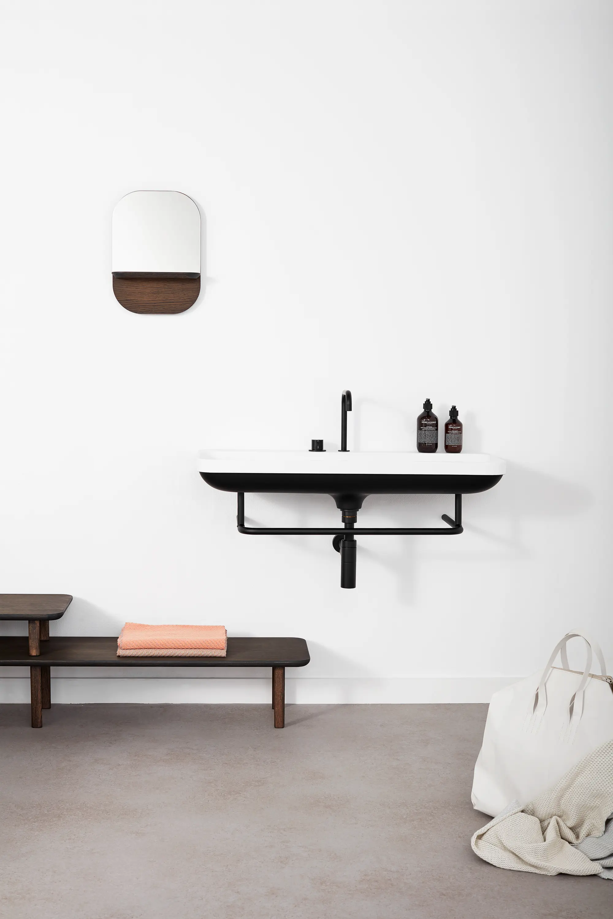 Not Only White - Aim lavabo avec noir soft touch coating