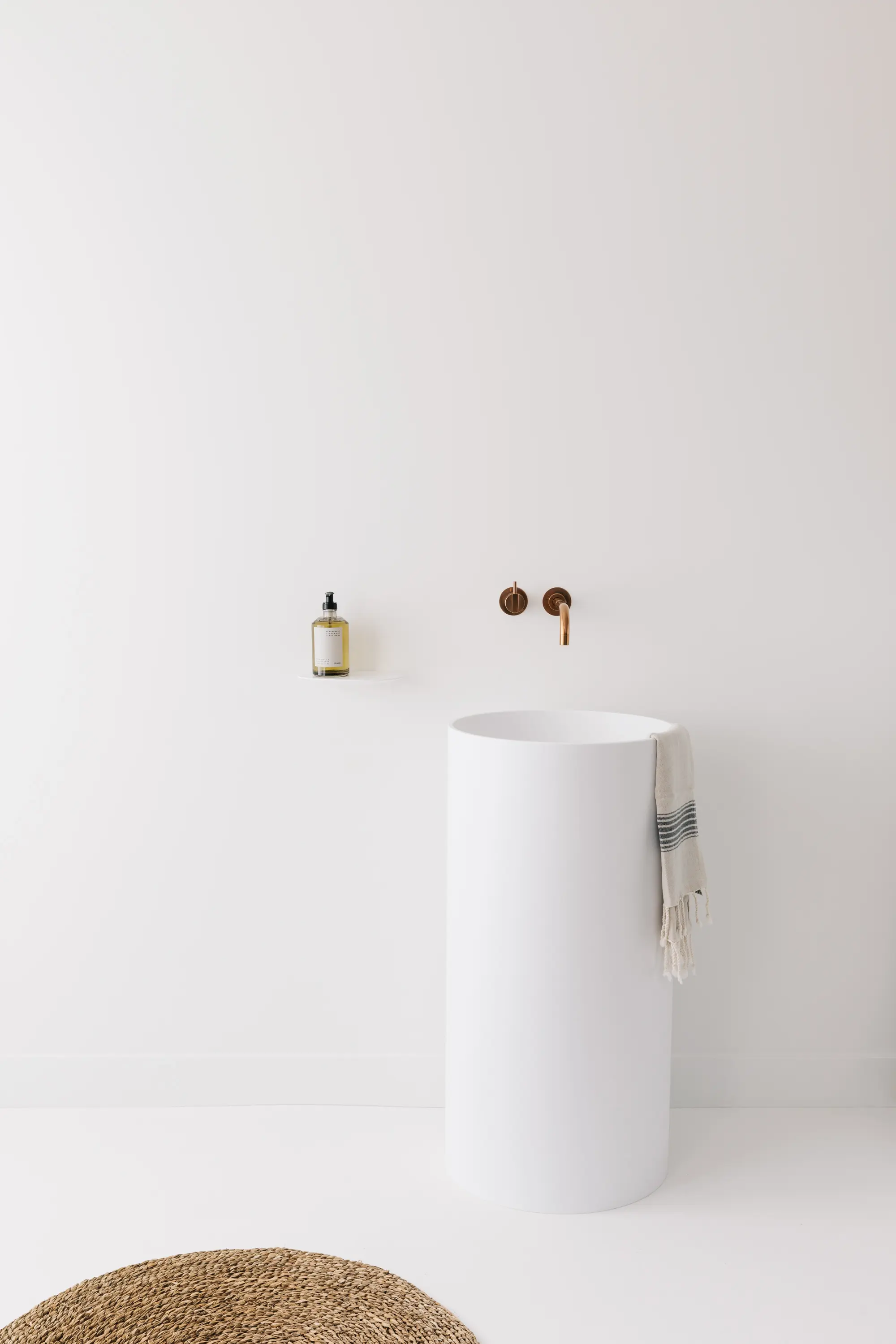 Not Only White - Pose Säule