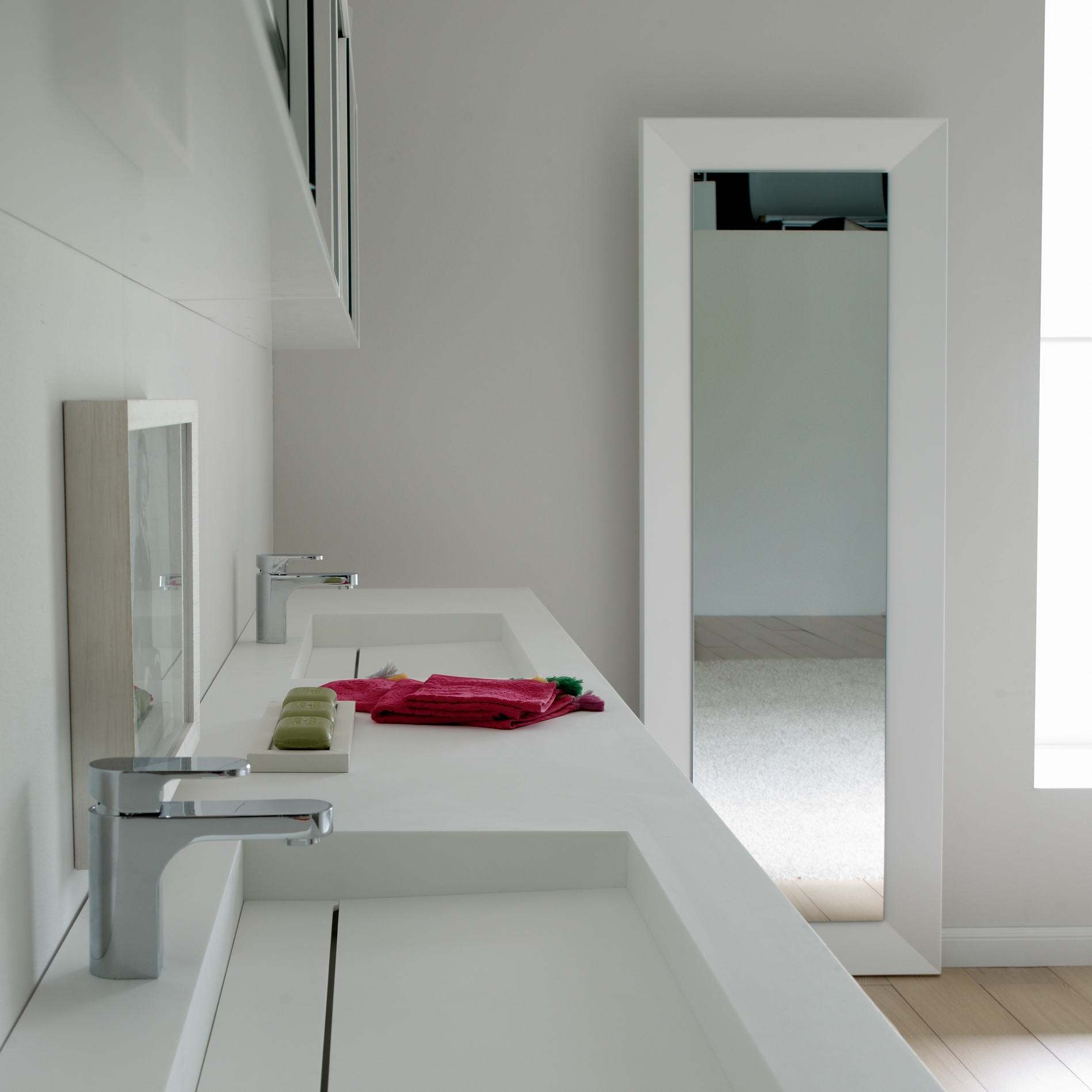 Mostrar el producto Espejo con marco oblicuo rectangular del fabricante CODIS BATH