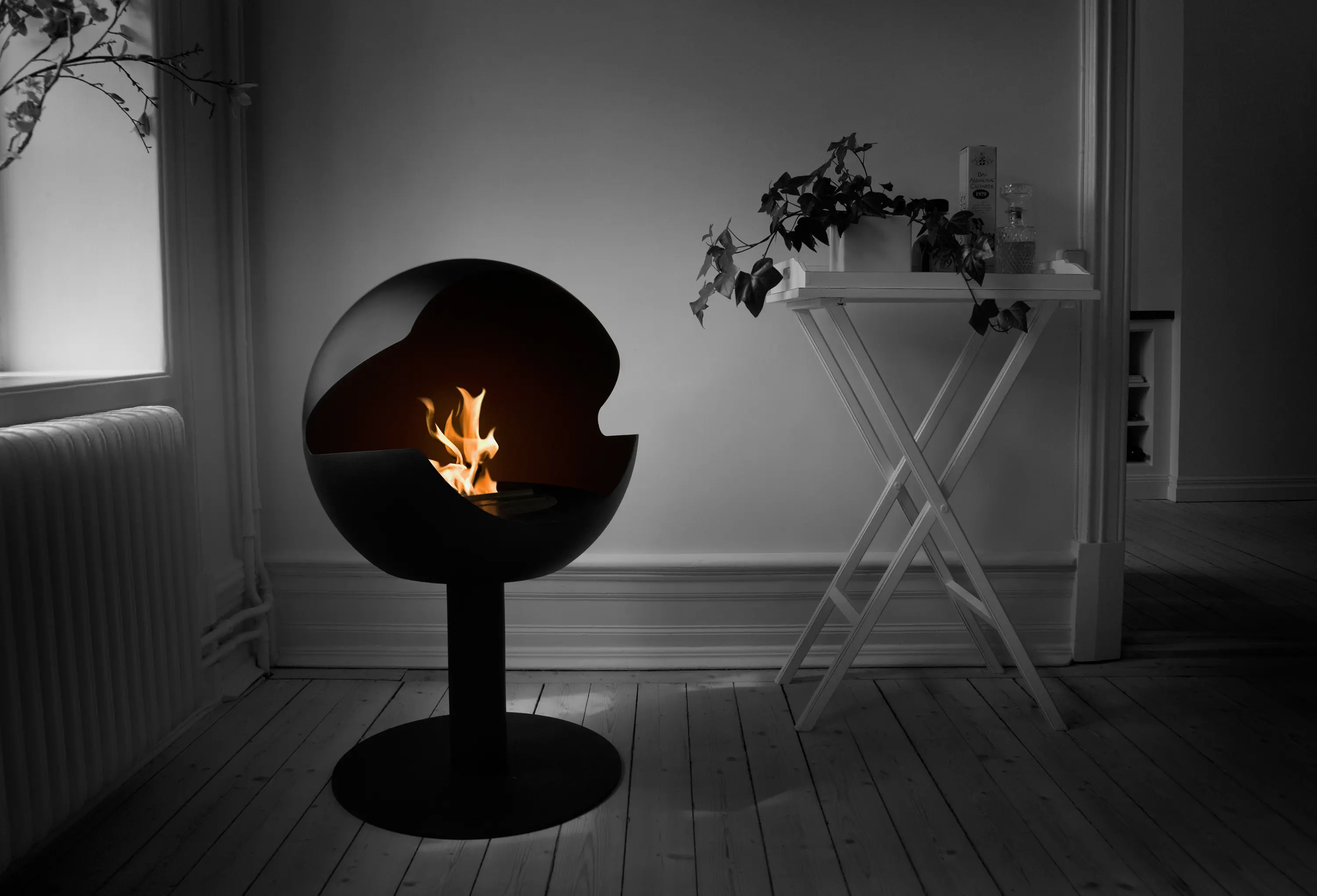 Vauni Fire - Globe stand metal black