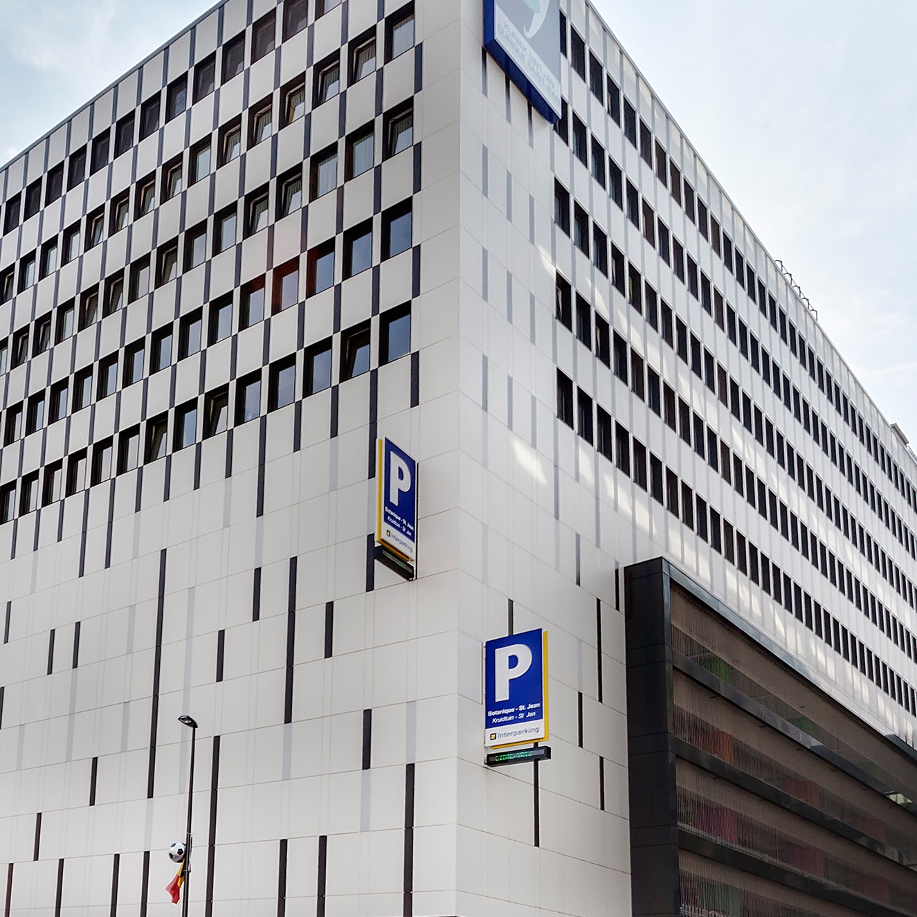 Mostrar el producto Facade | Colorfeel Nieve & Nero del fabricante Neolith