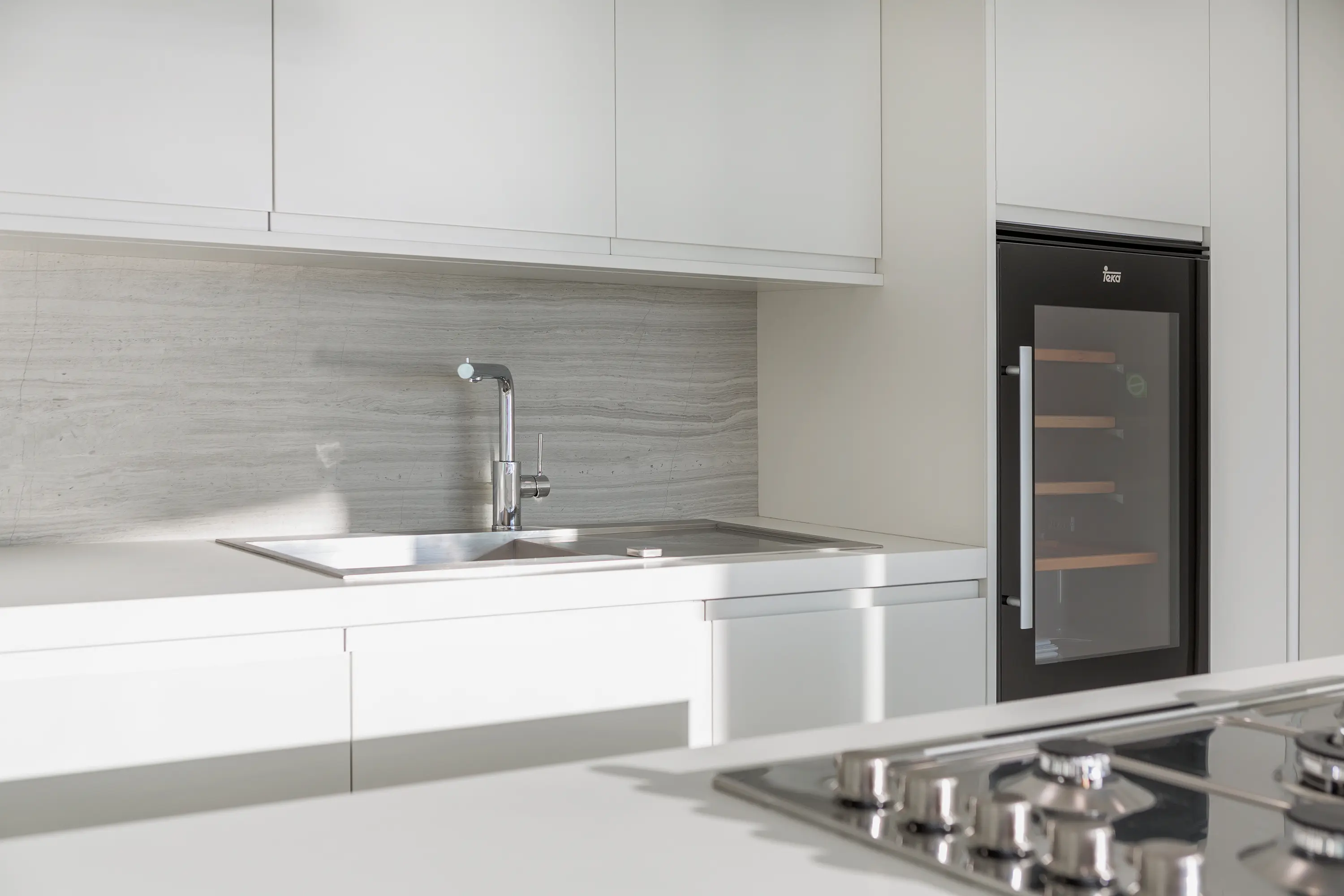 Neolith - Kitchen | Classtone Strata Argentum & Colorfeel Arctic White