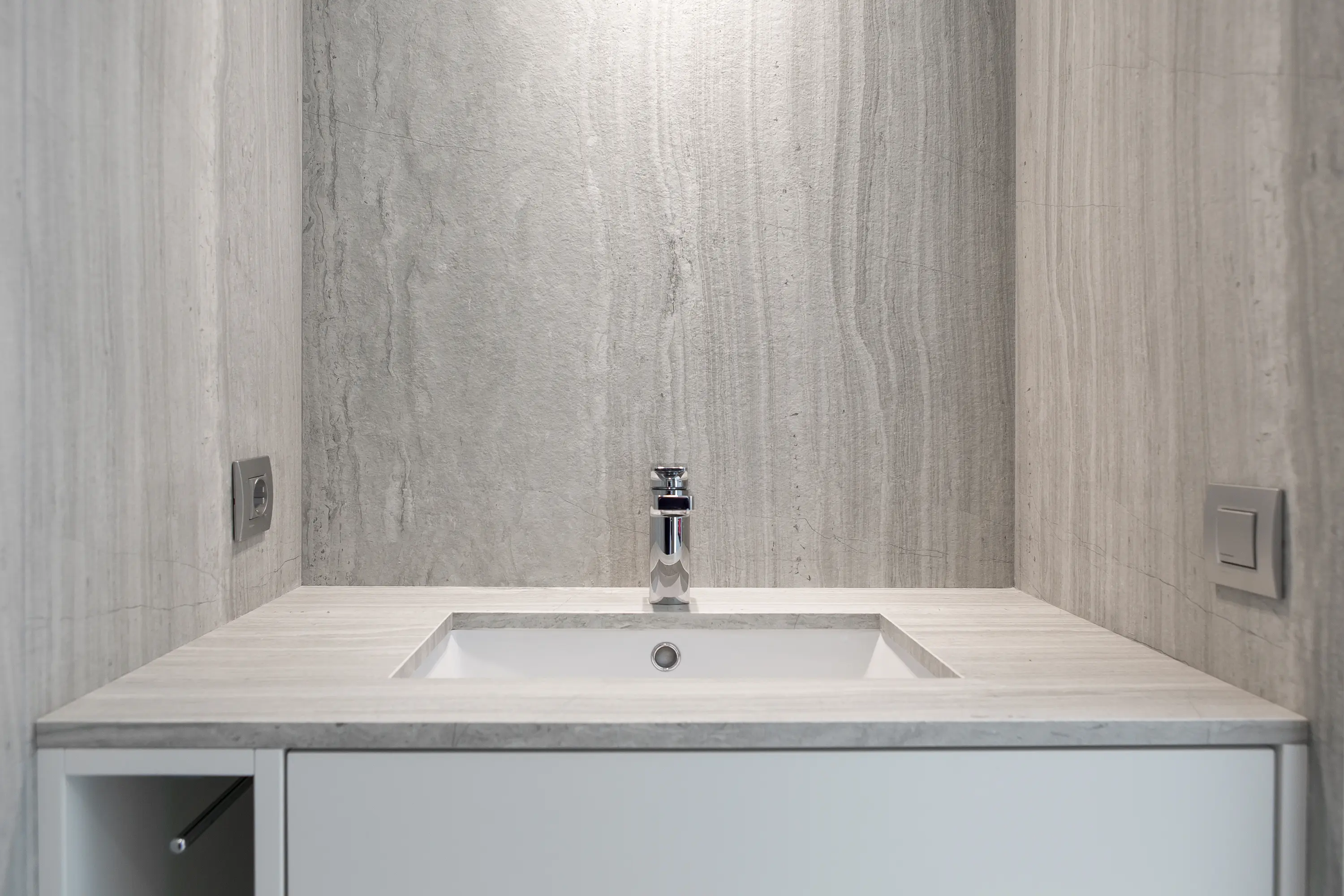 Neolith - Bath | Classtone Strata Argentum