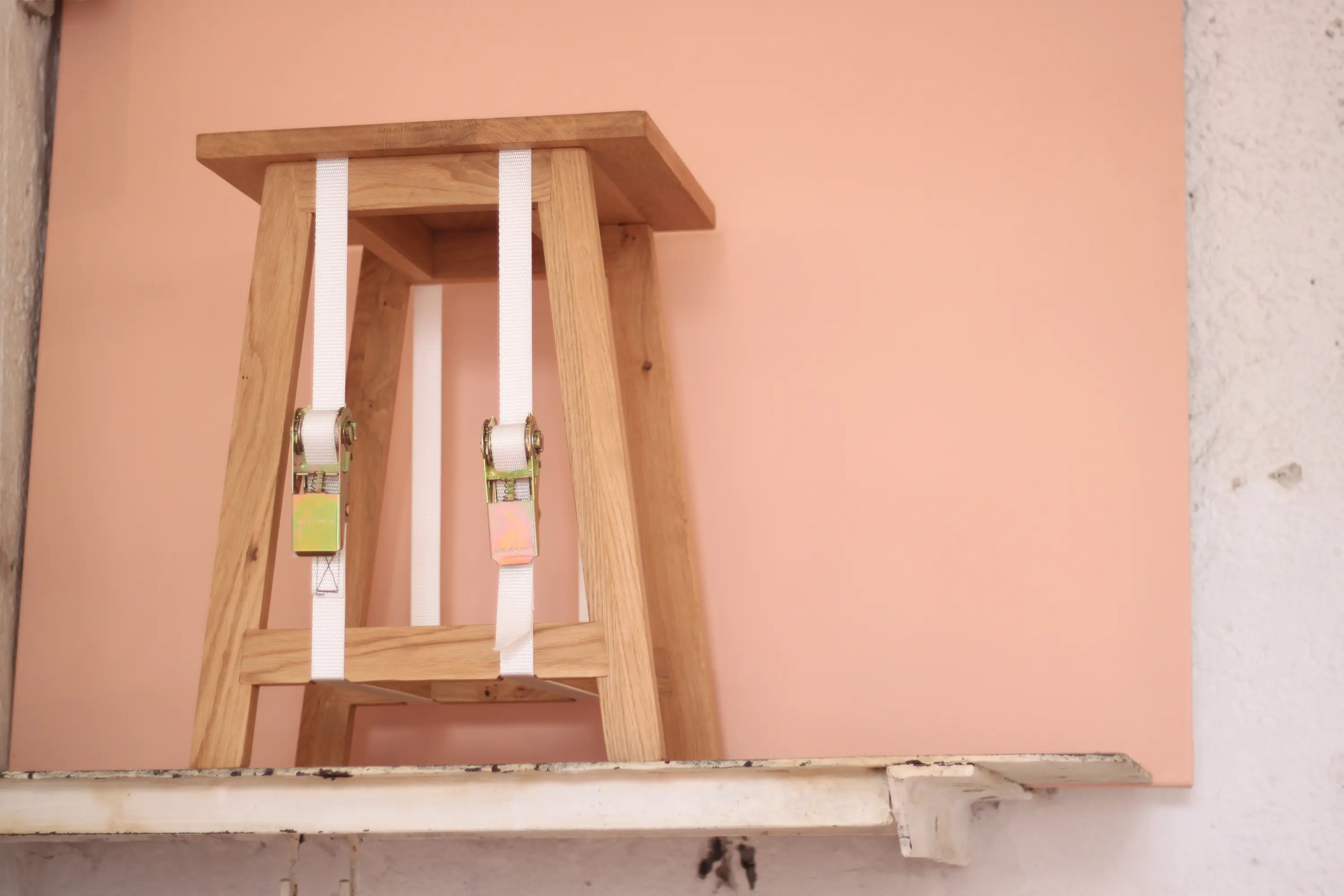 Vij5 - Strap Table