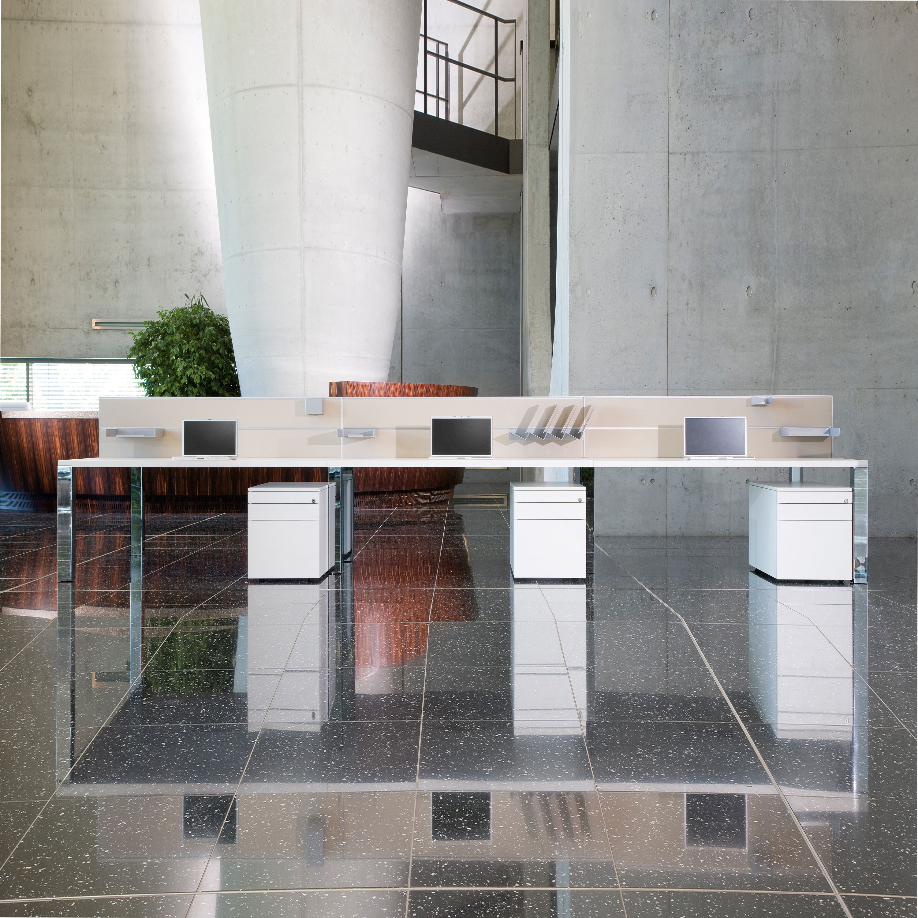 Display product iONE Bench Work station from manufacturer LEUWICO