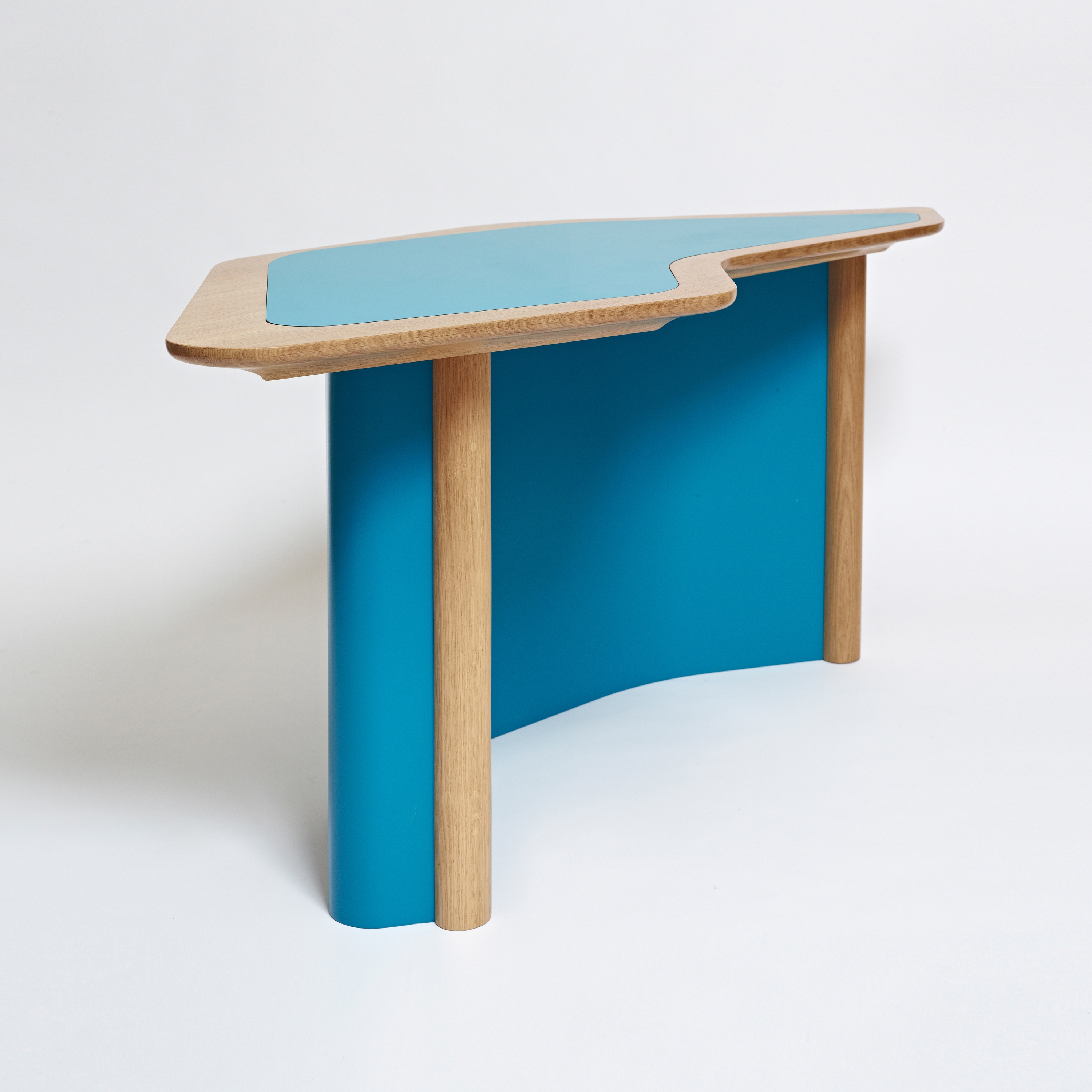 Mostra il prodotto Confessional Buro Table del produttore Karen Chekerdjian