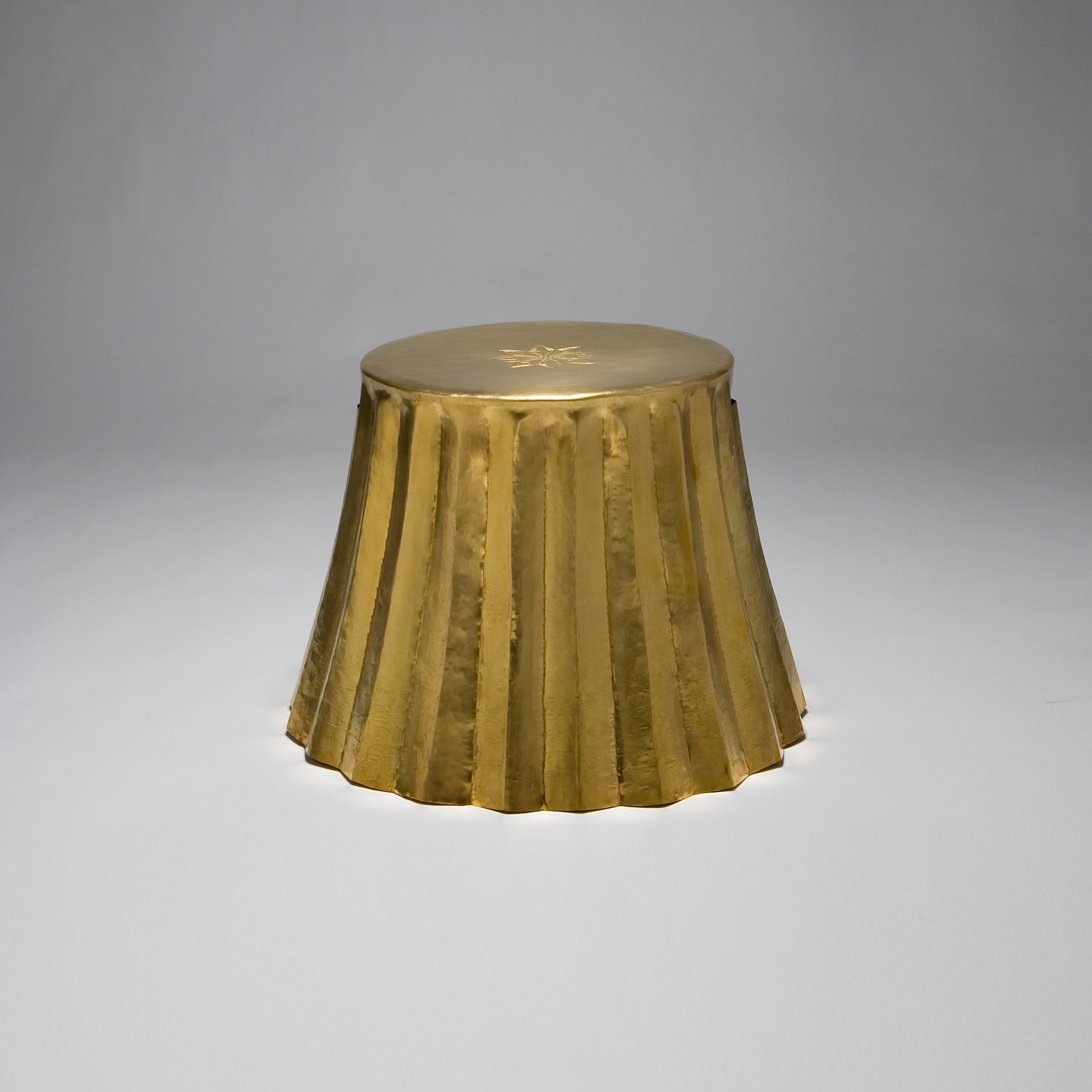 Mostra il prodotto Cookie Paper stool | side table del produttore Karen Chekerdjian