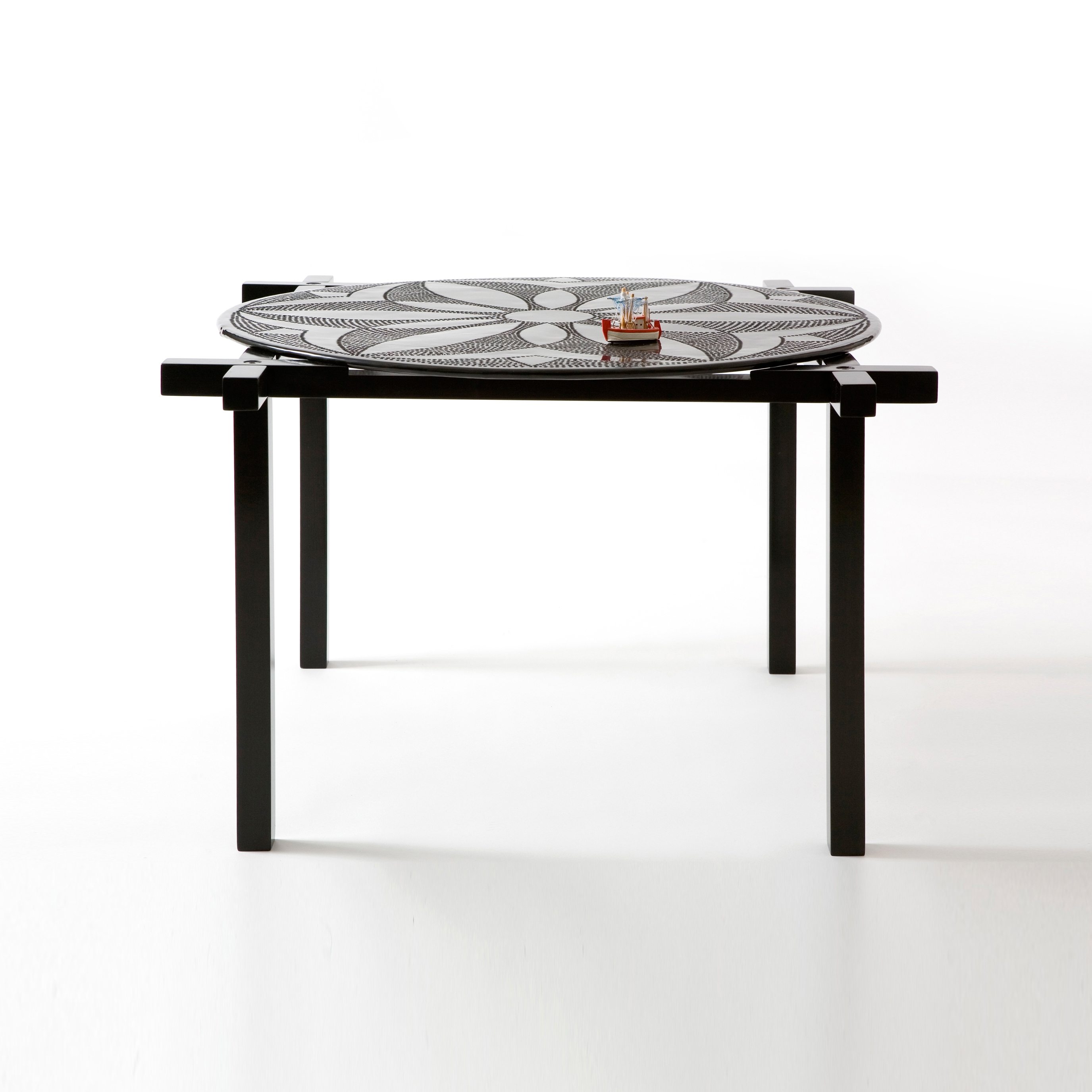 Mostrar el producto Round and Square side and centre table del fabricante Karen Chekerdjian