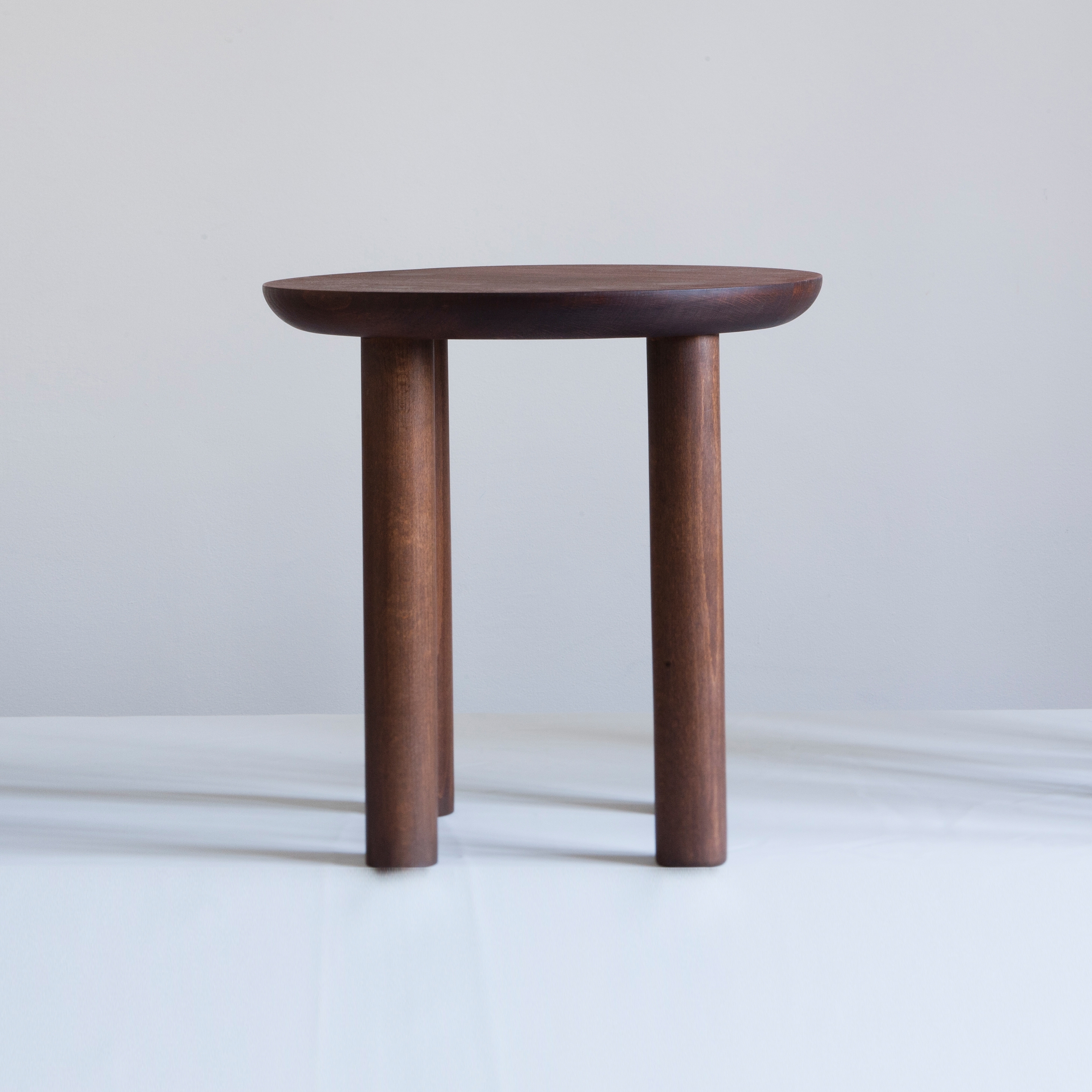 Afficher le produit Wing high stool du fabricant Karen Chekerdjian