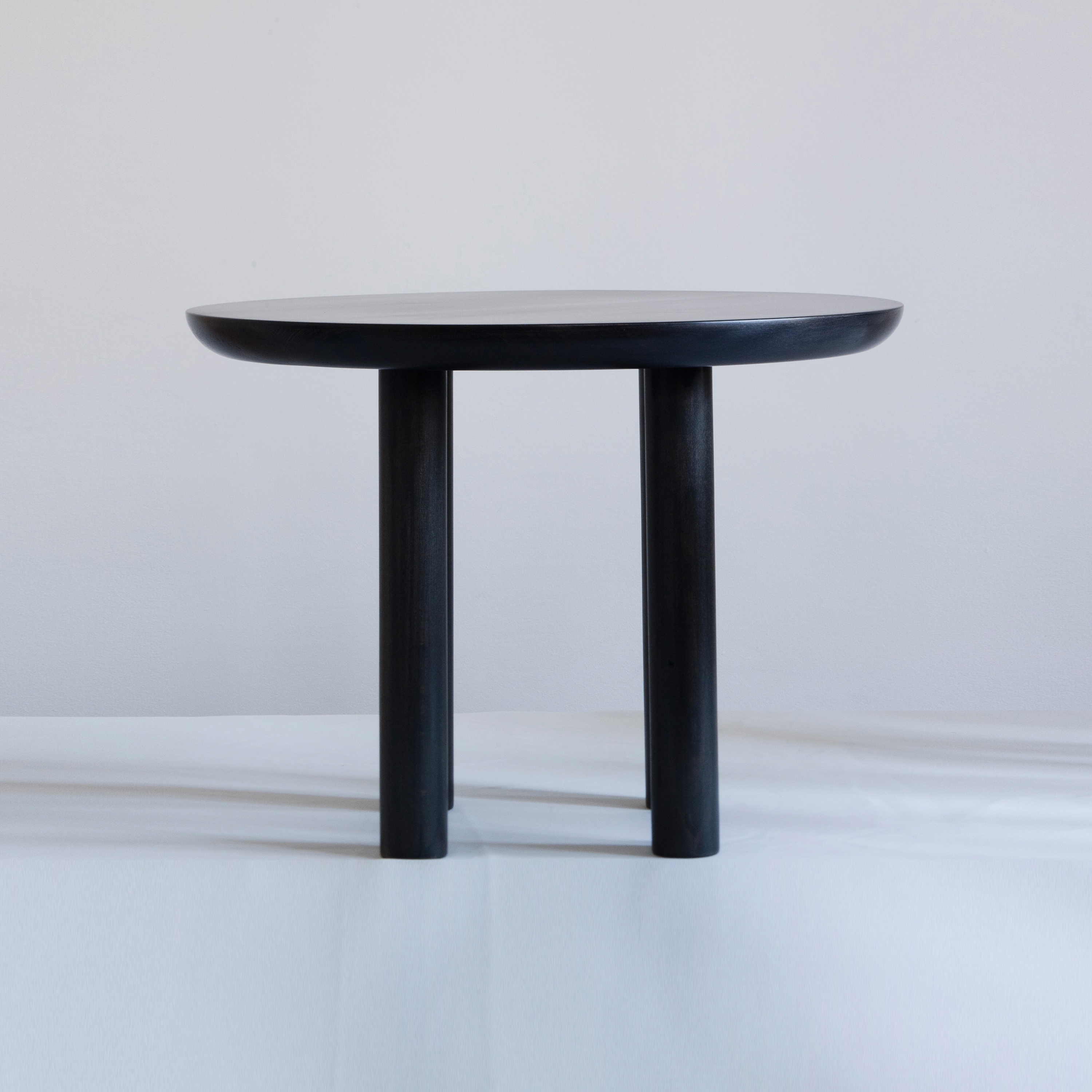 Mostra il prodotto Wing side table del produttore Karen Chekerdjian