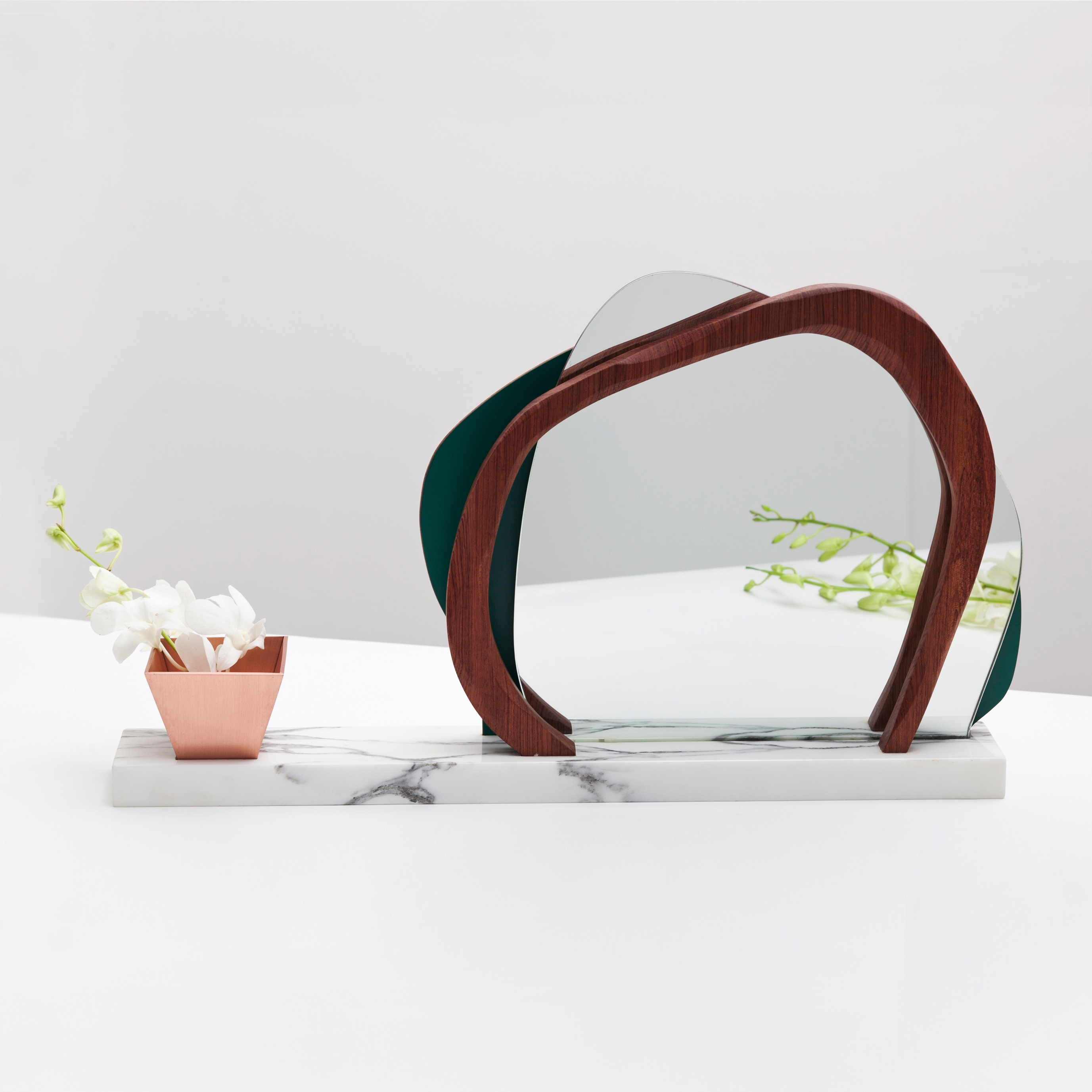Mostra il prodotto Ikebana I Vanity mirror del produttore Karen Chekerdjian