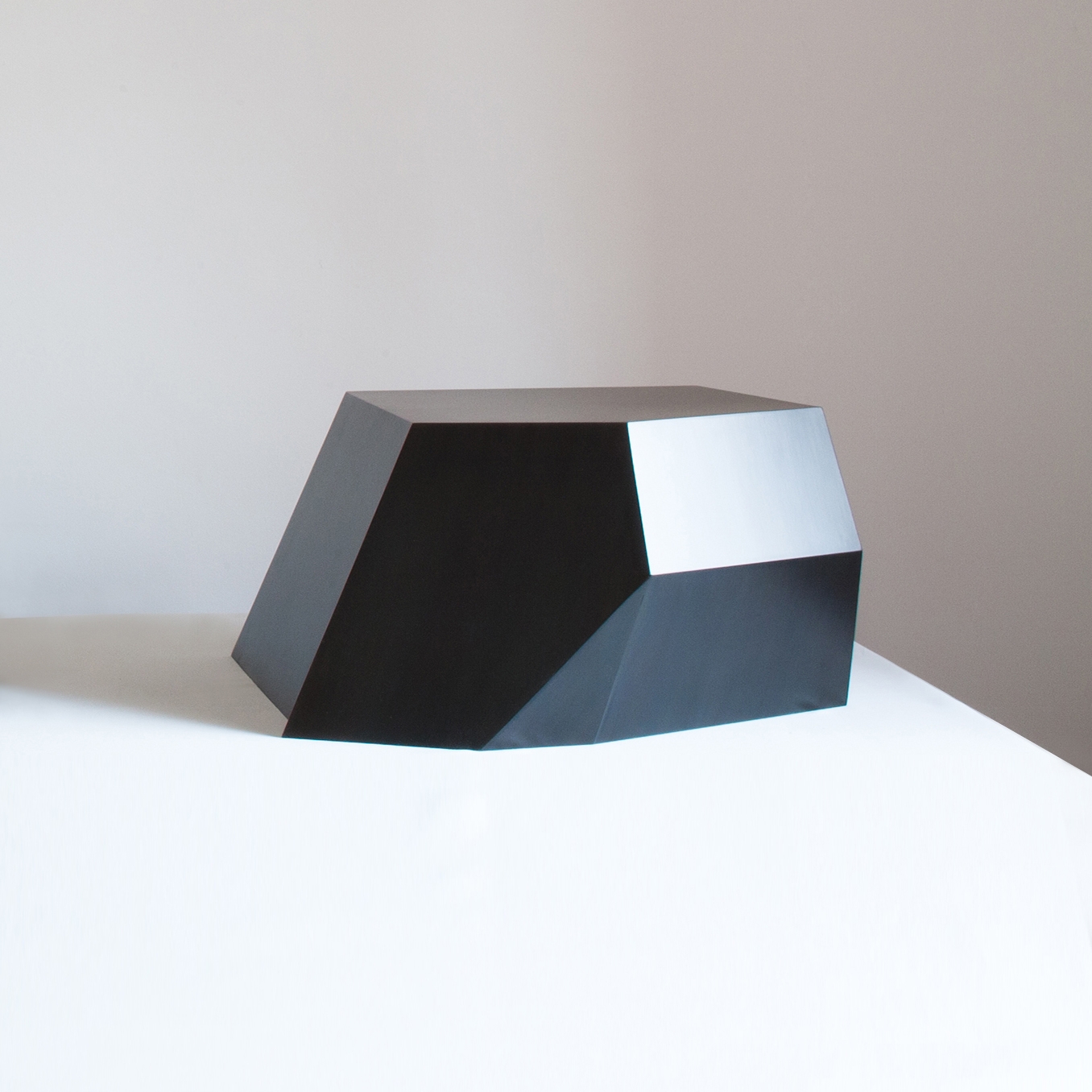 Afficher le produit Object 04 Sidetable du fabricant Karen Chekerdjian
