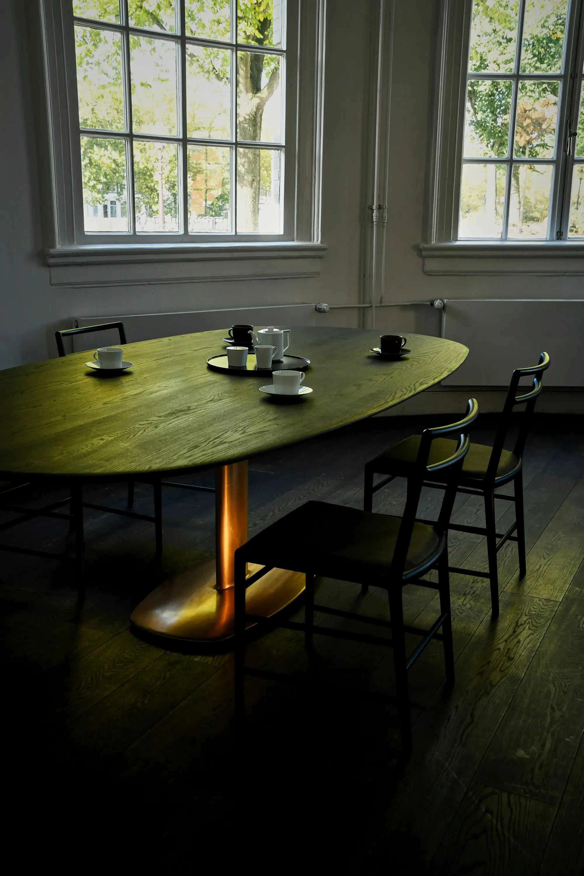 Time & Style - The bronze oval pillar table