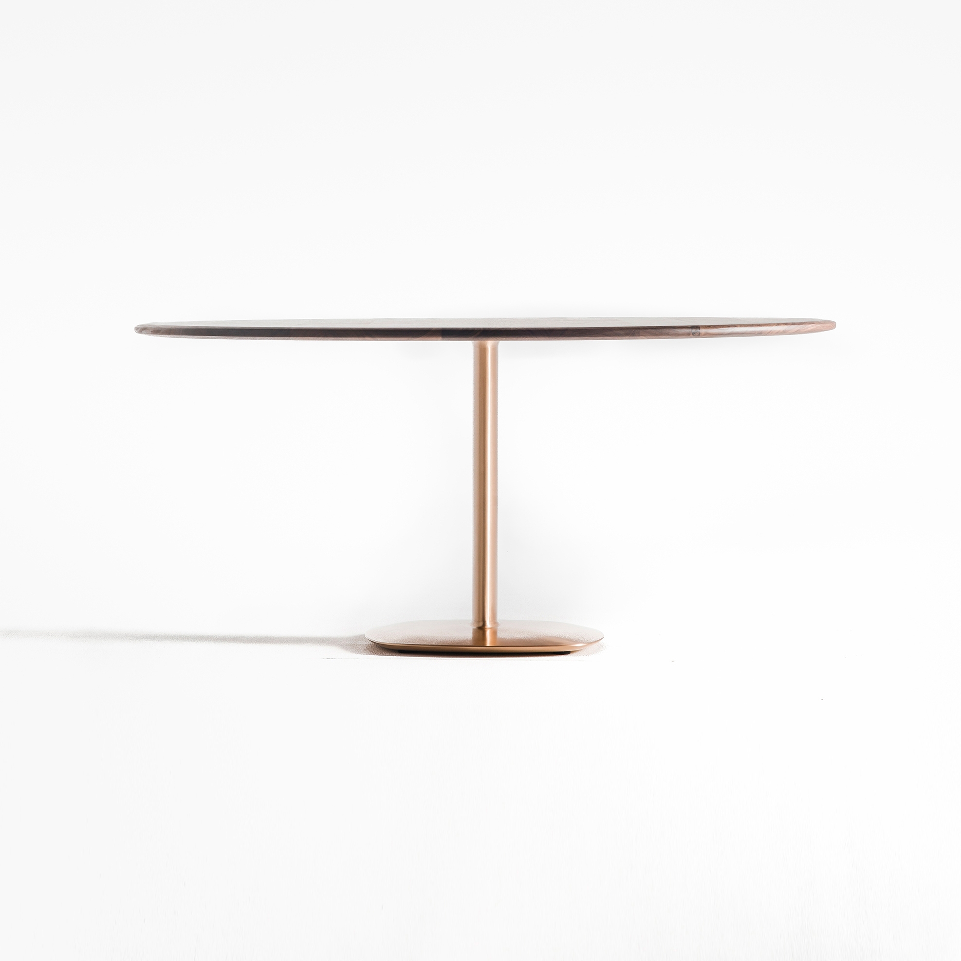 Afficher le produit The bronze oval pillar table du fabricant Time & Style