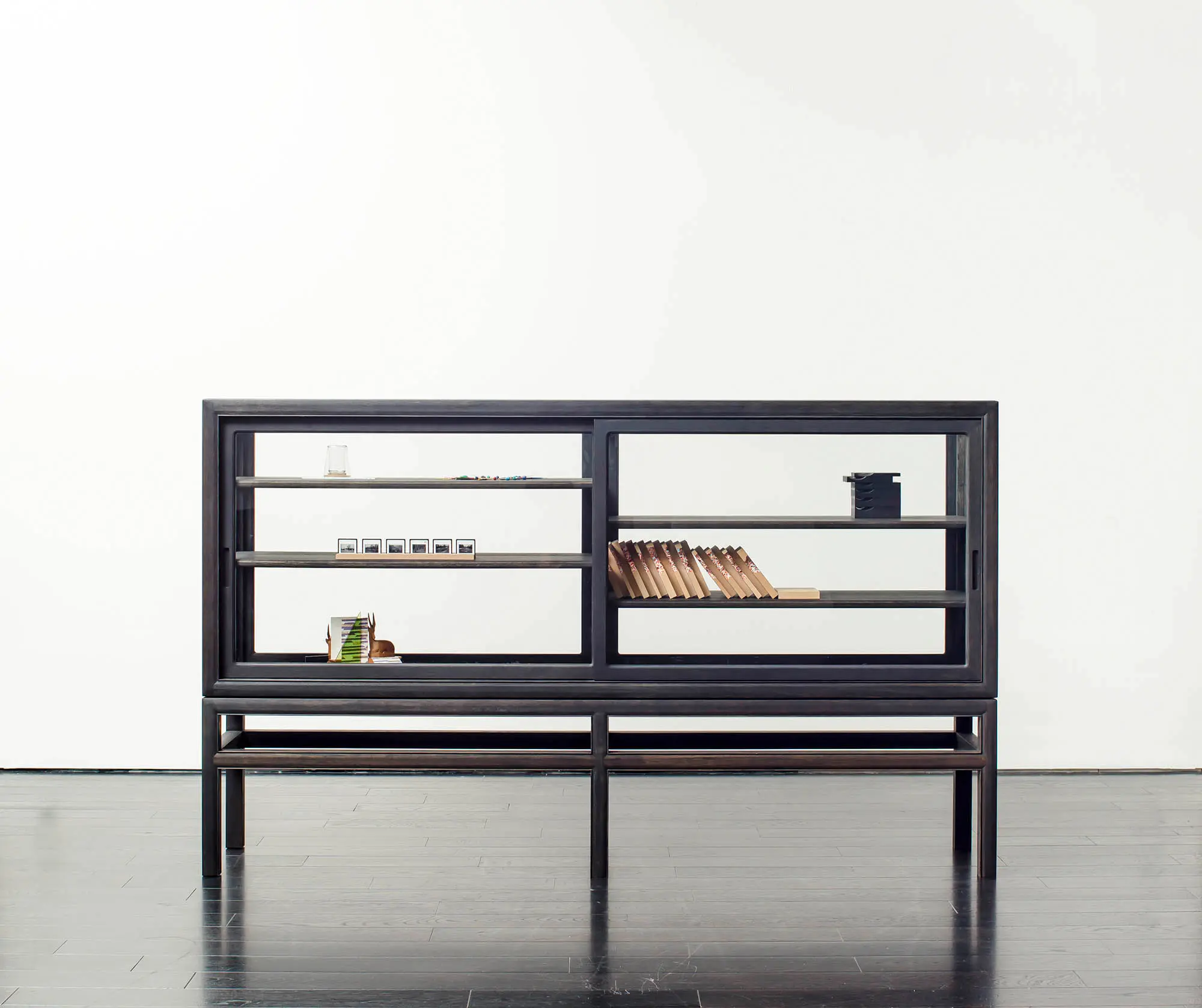 Time & Style - Museum cabinet for private collection