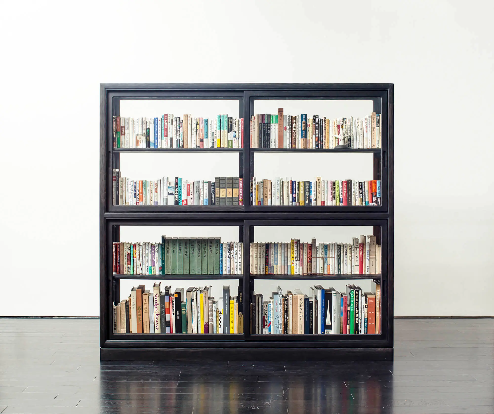 Time & Style - Museum cabinet for private collection