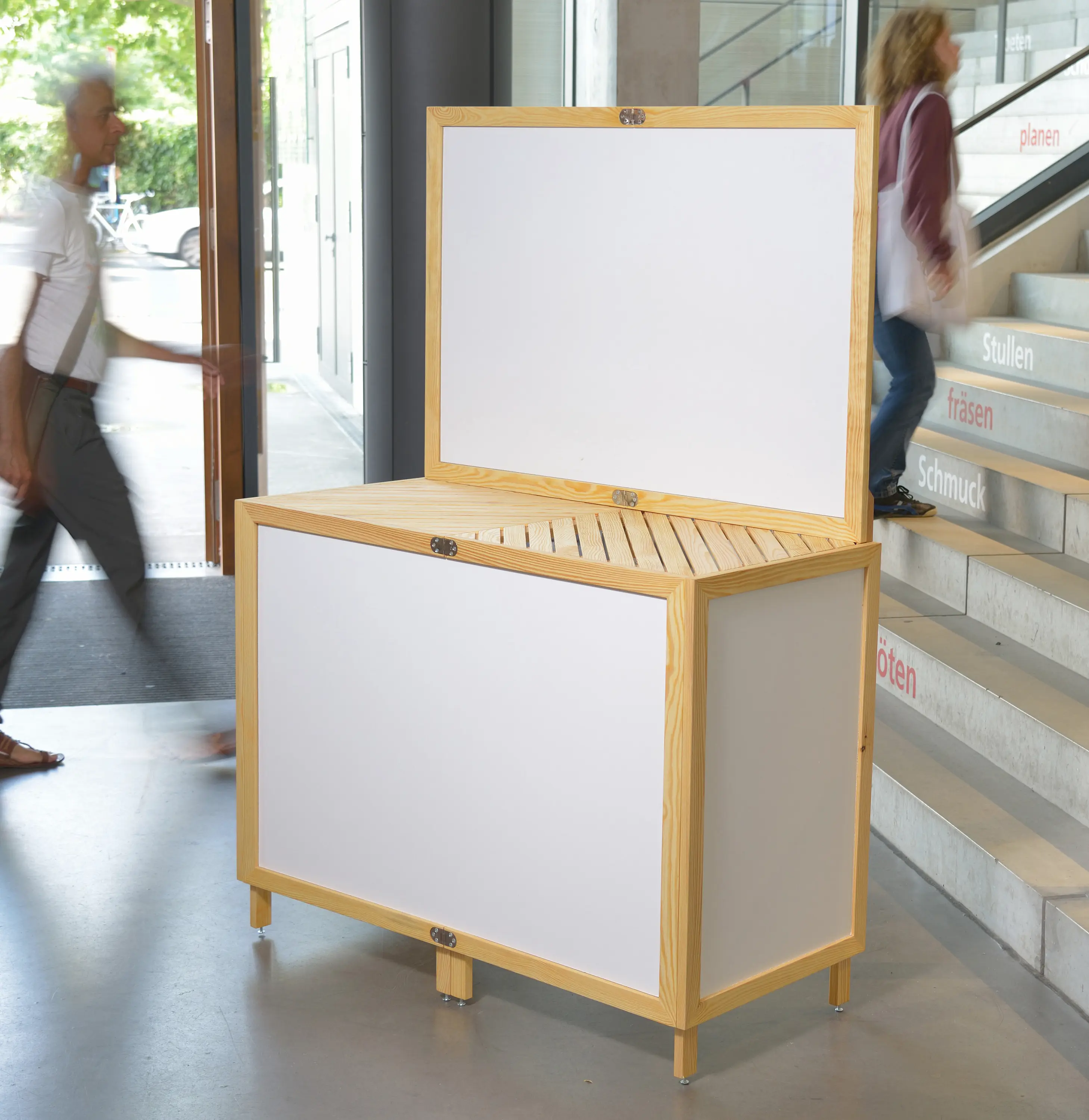 Alvari - Fair display-standing table