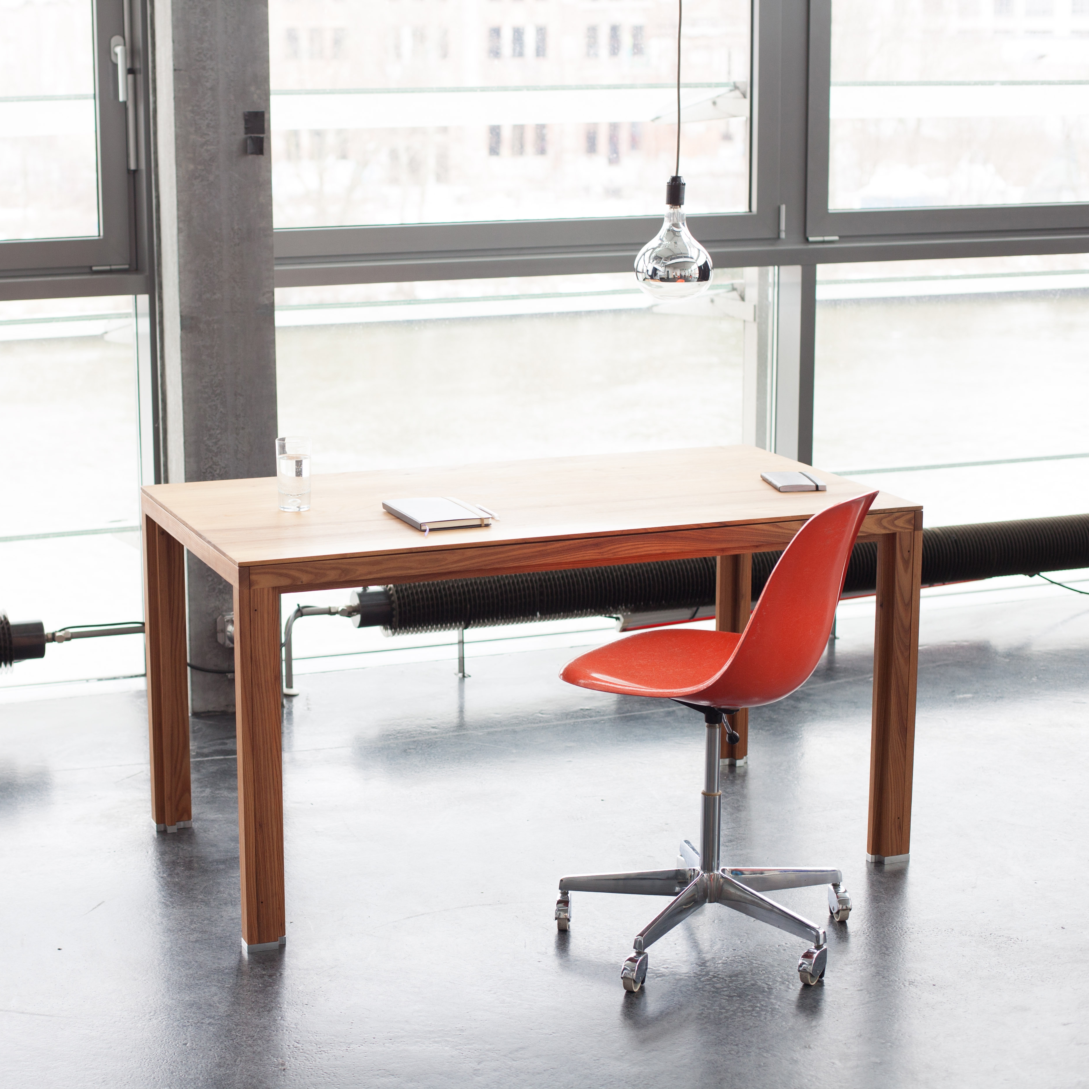 Produkt Arbeitstisch Massivholz Ulme des Herstellers Alvari anzeigen