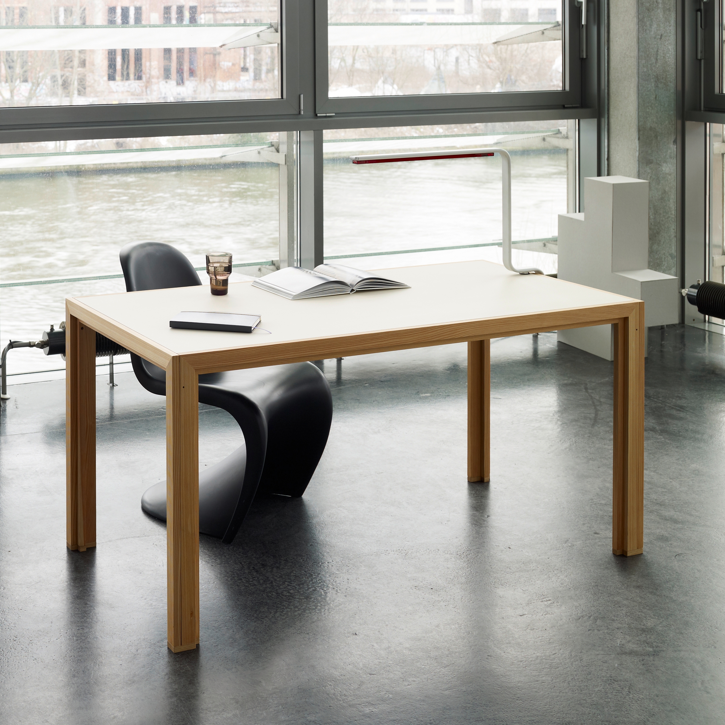 Desk linoleum dorian chino larch