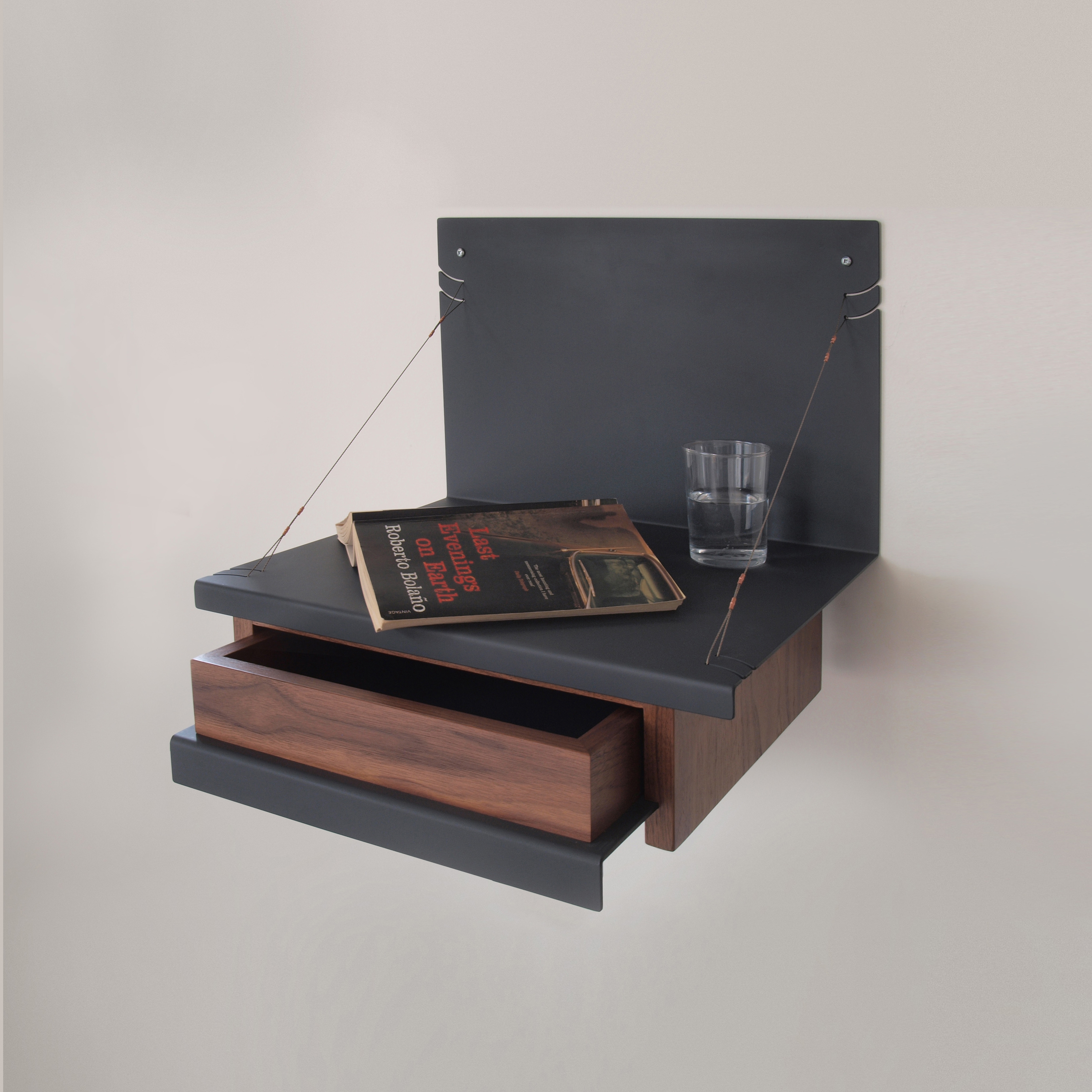 Mostrar el producto independent gil shelving del fabricante Skram