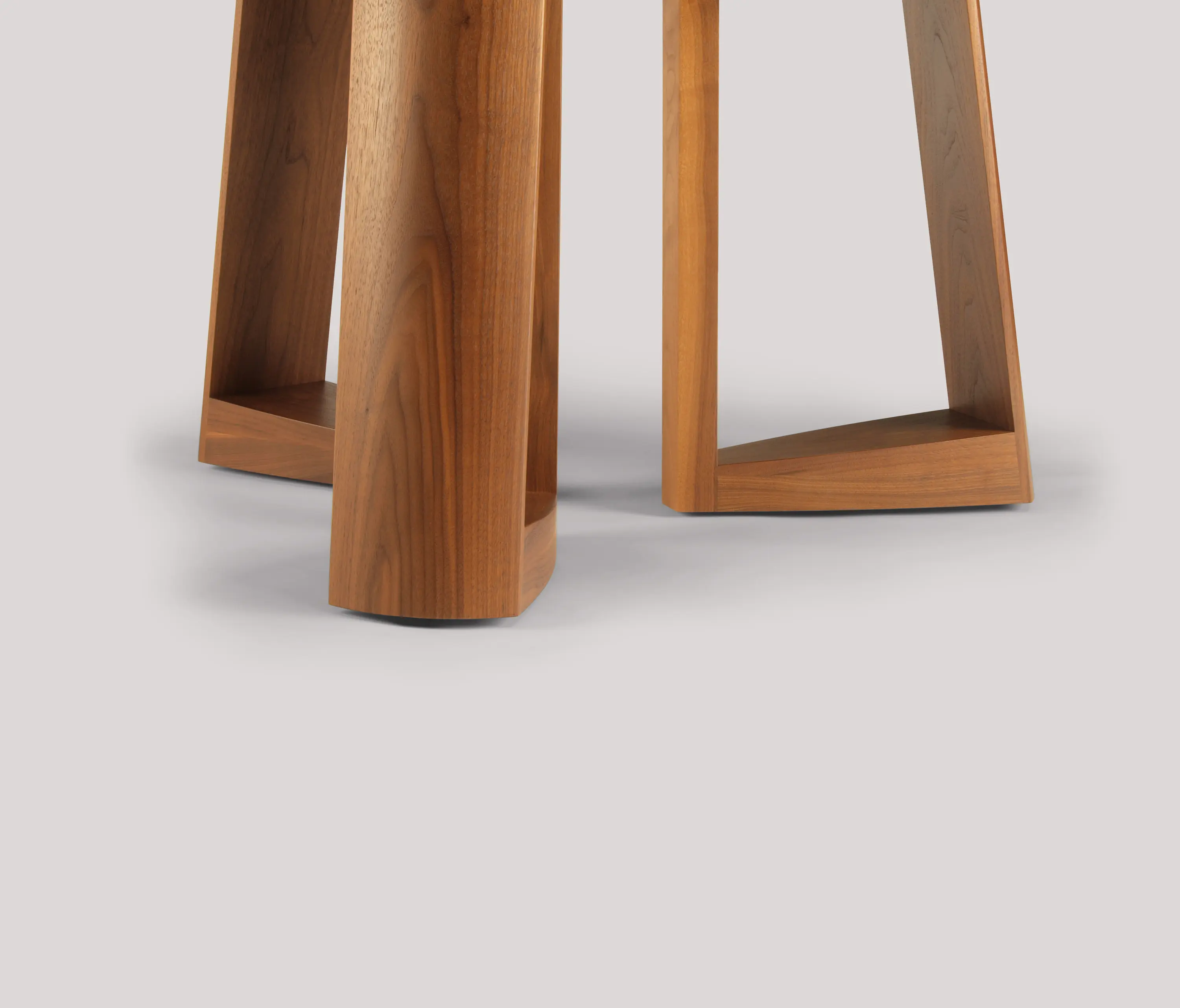 Skram - lineground round dining table