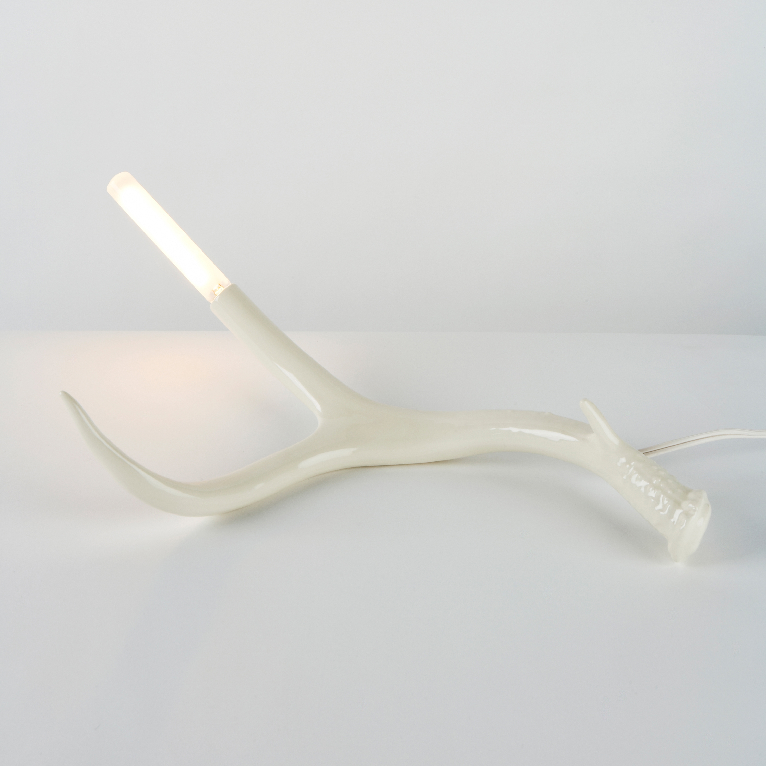 Mostra il prodotto Superordinate Antler Table Lamp (White) del produttore Roll & Hill