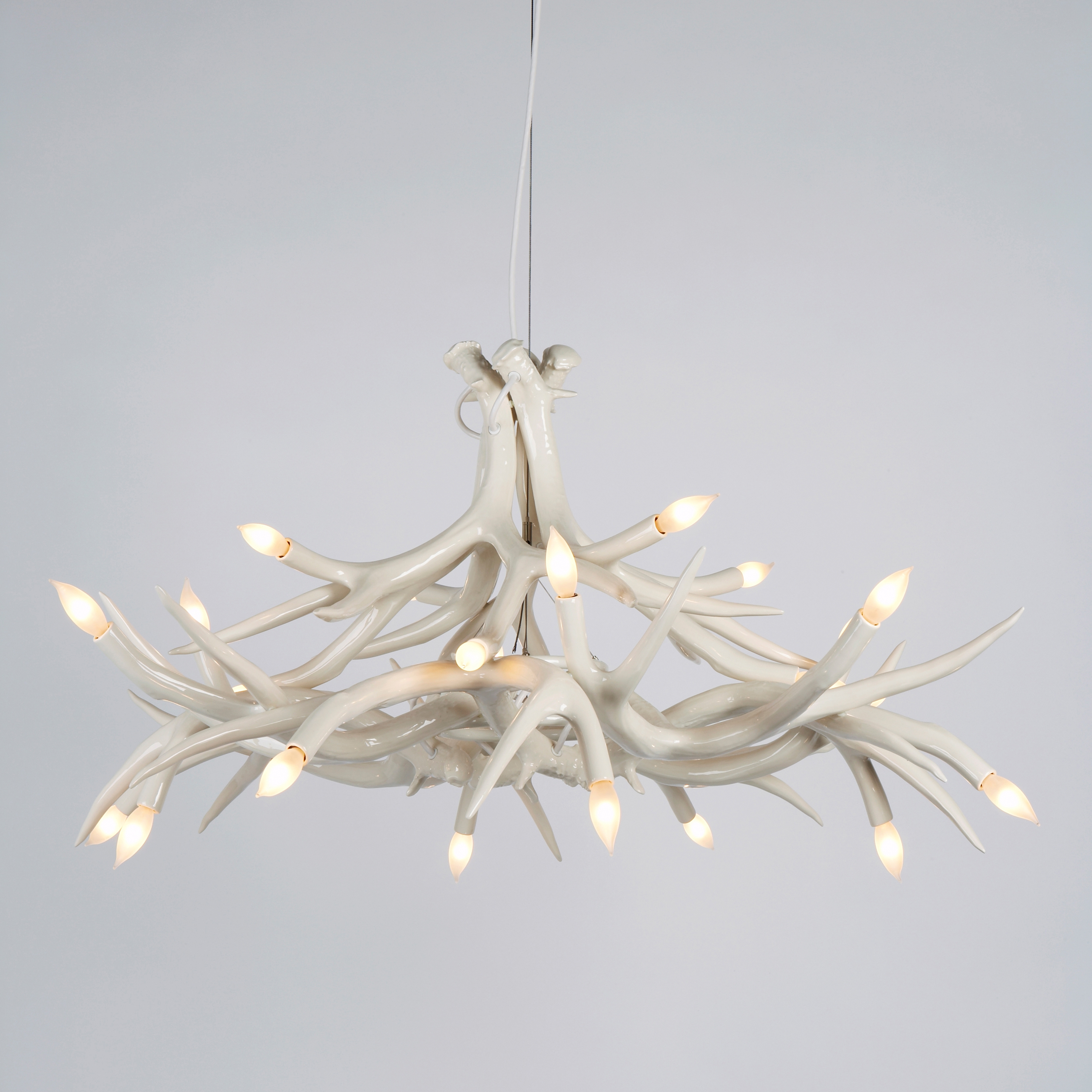 Mostra il prodotto Superordinate Antler Chandelier - 12 Antlers (White) del produttore Roll & Hill
