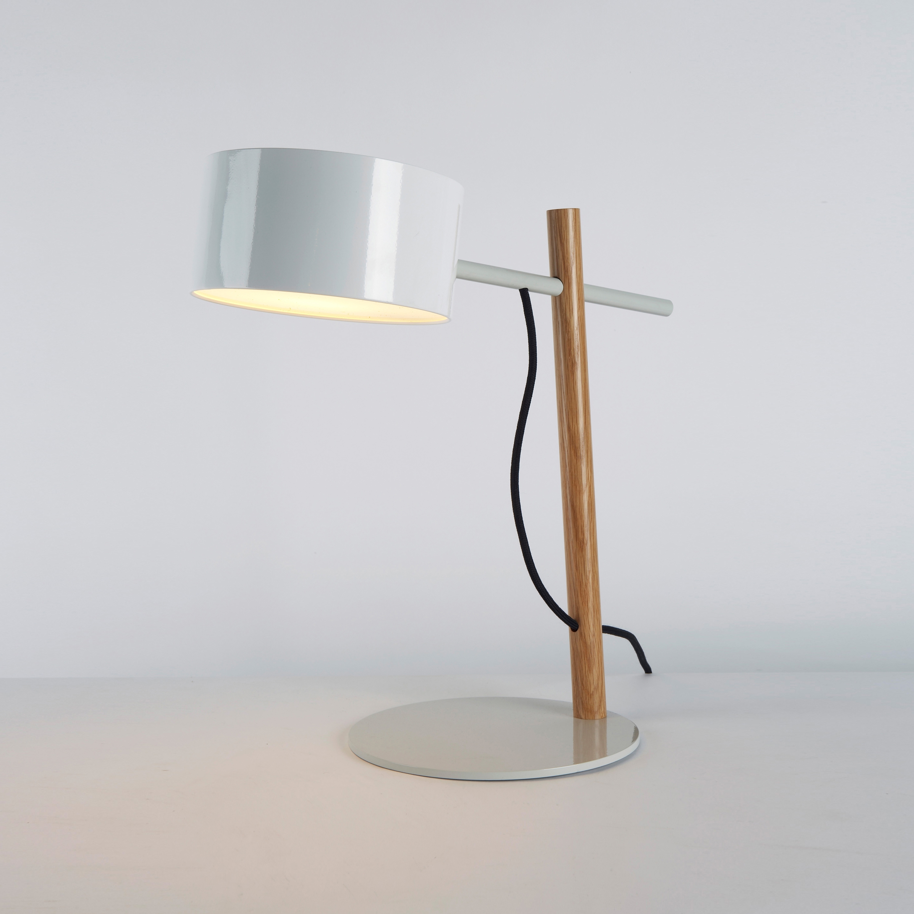 Mostra il prodotto Excel Desk Lamp (White/Oak) del produttore Roll & Hill