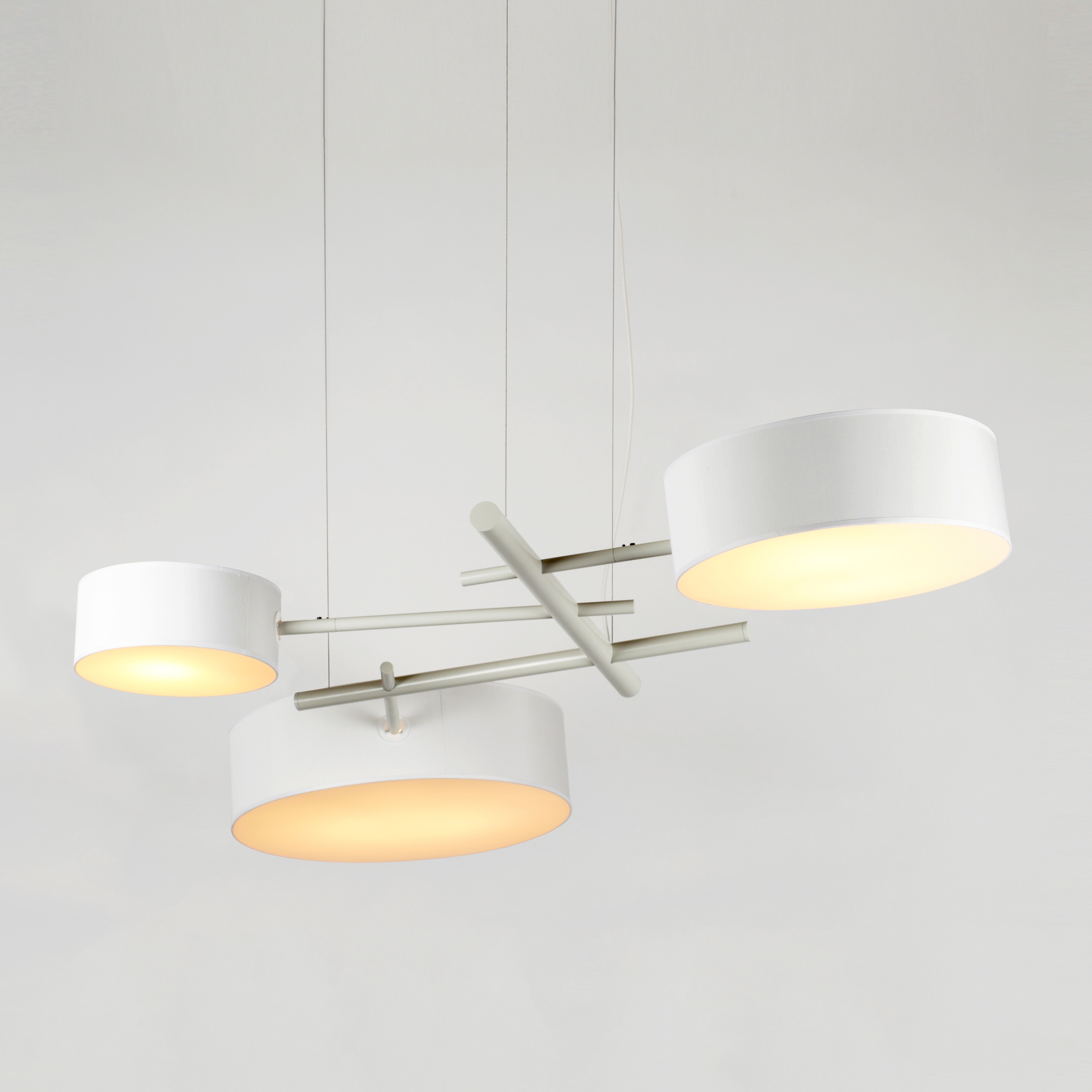 Mostra il prodotto Excel Chandelier (White) del produttore Roll & Hill