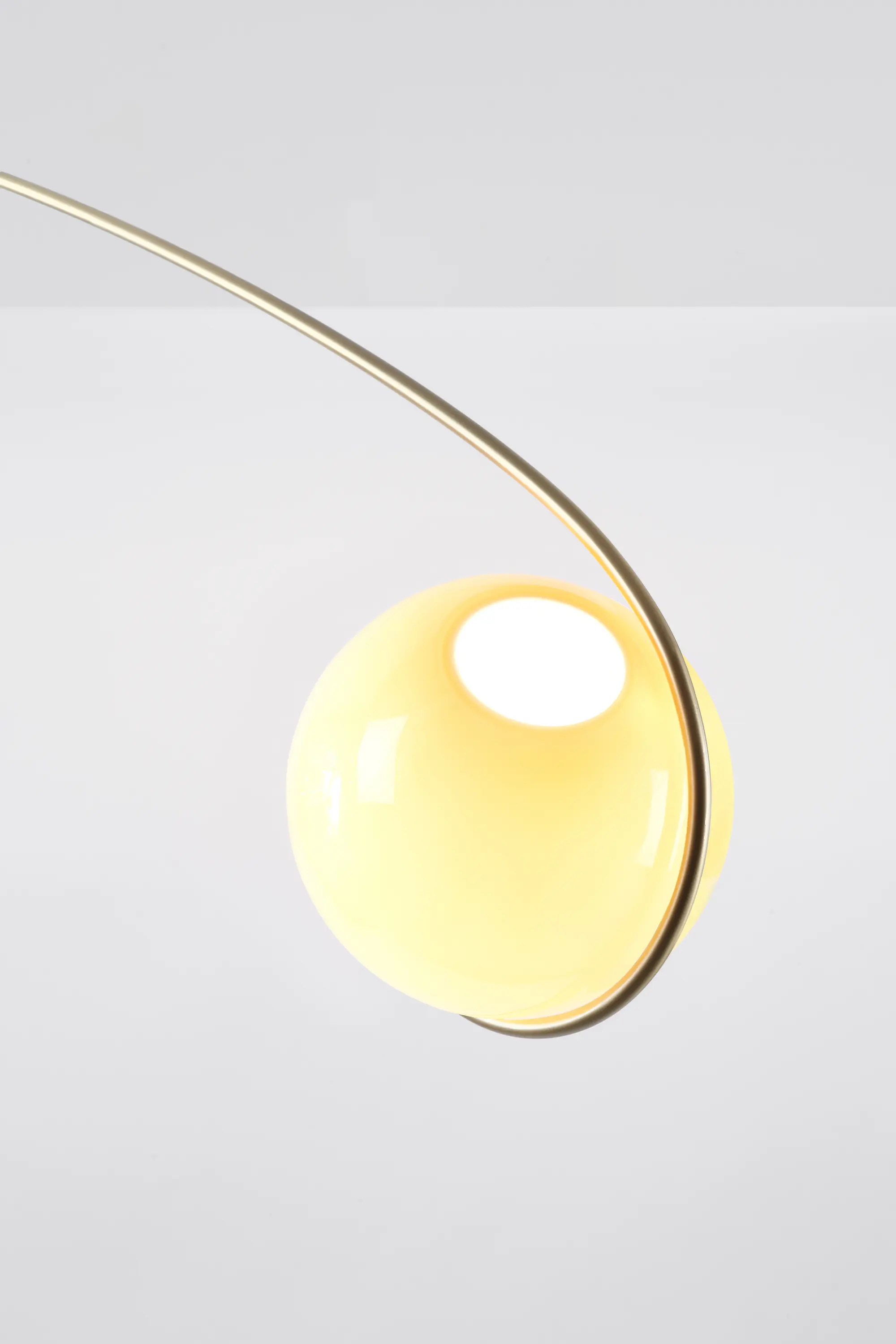 Roll & Hill - Fiddlehead Cantilever (Brass/Cream)