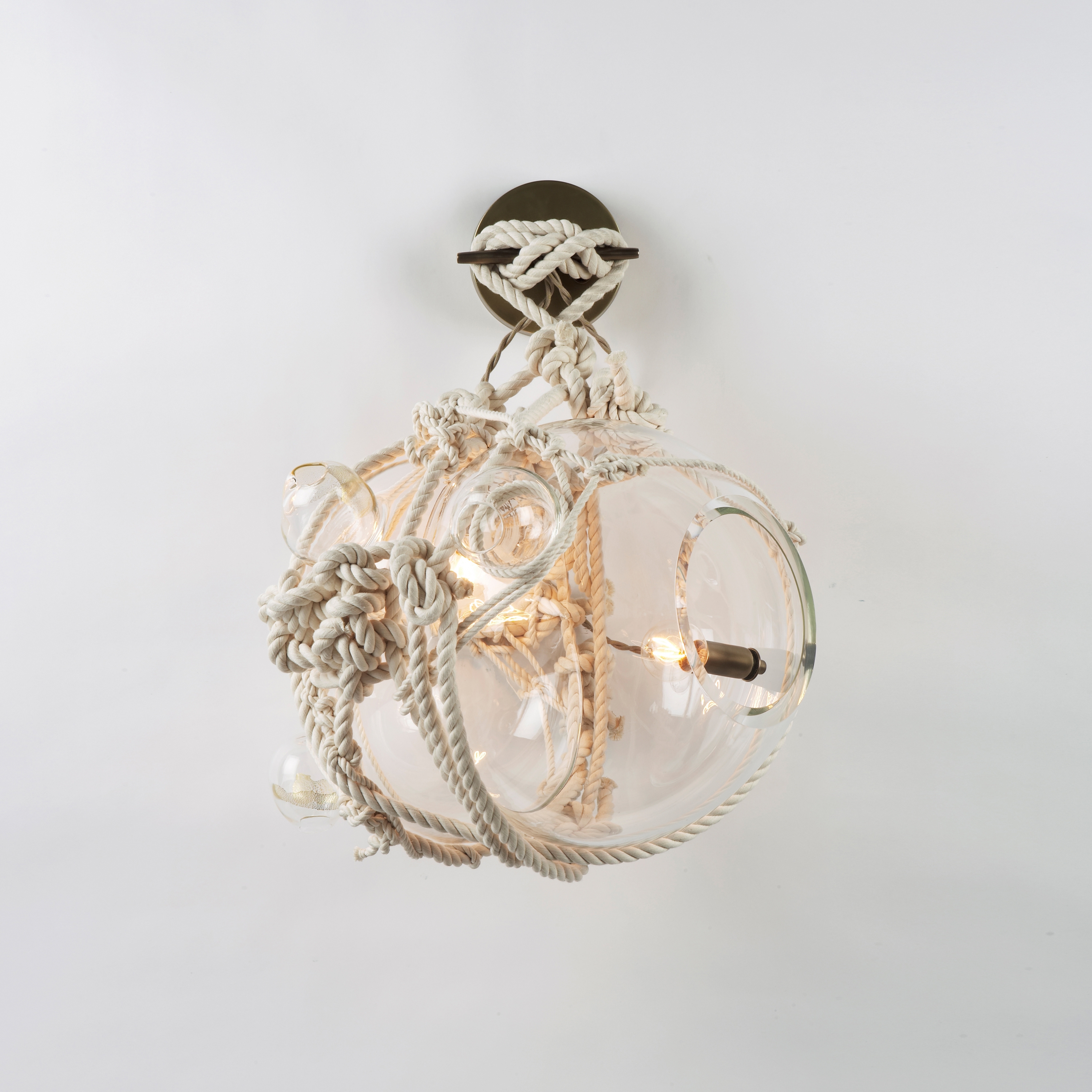 Mostra il prodotto Knotty Bubbles Sconce - Large (Natural/Clear) del produttore Roll & Hill