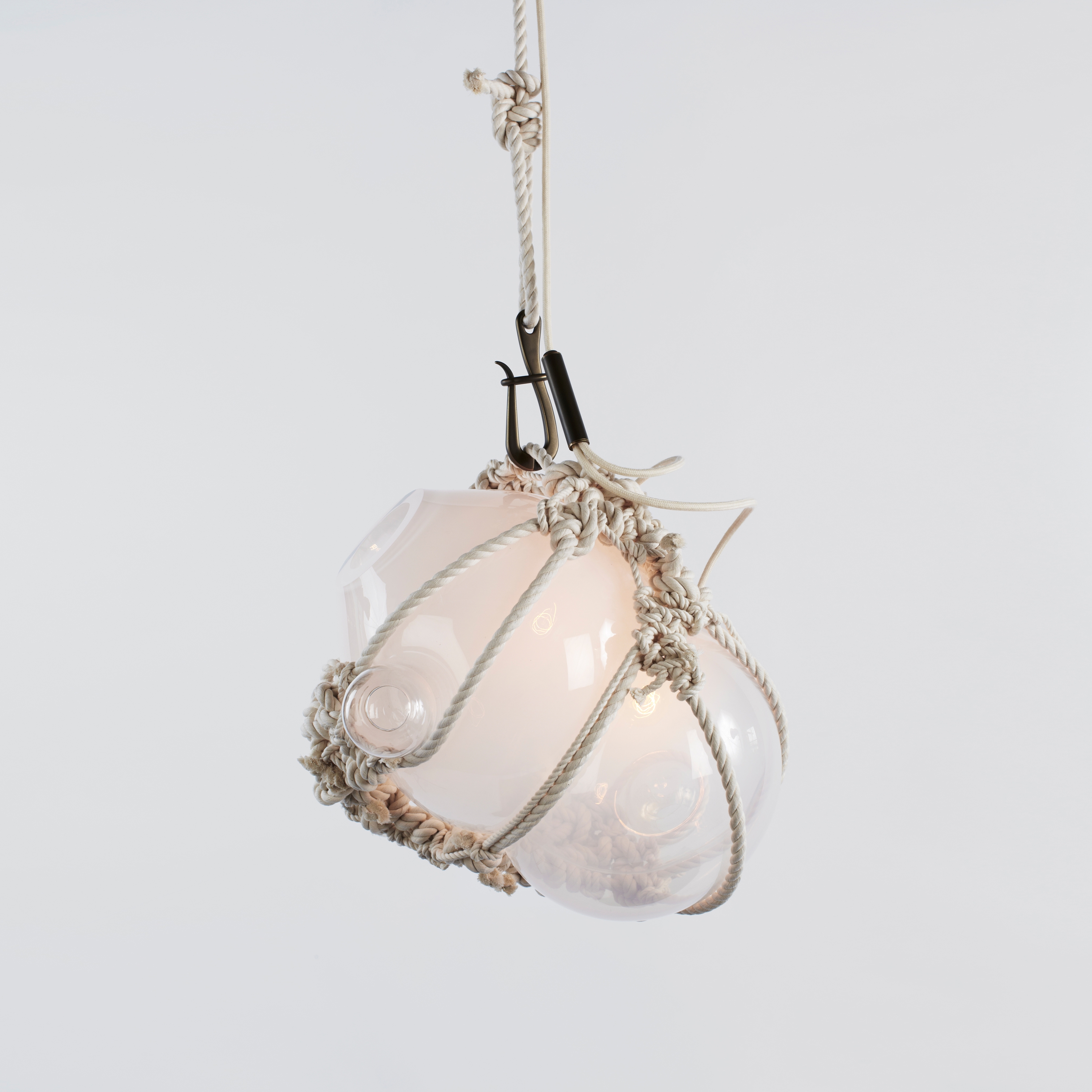 Mostra il prodotto Knotty Bubbles Pendant - Large (Natural/Opal) del produttore Roll & Hill