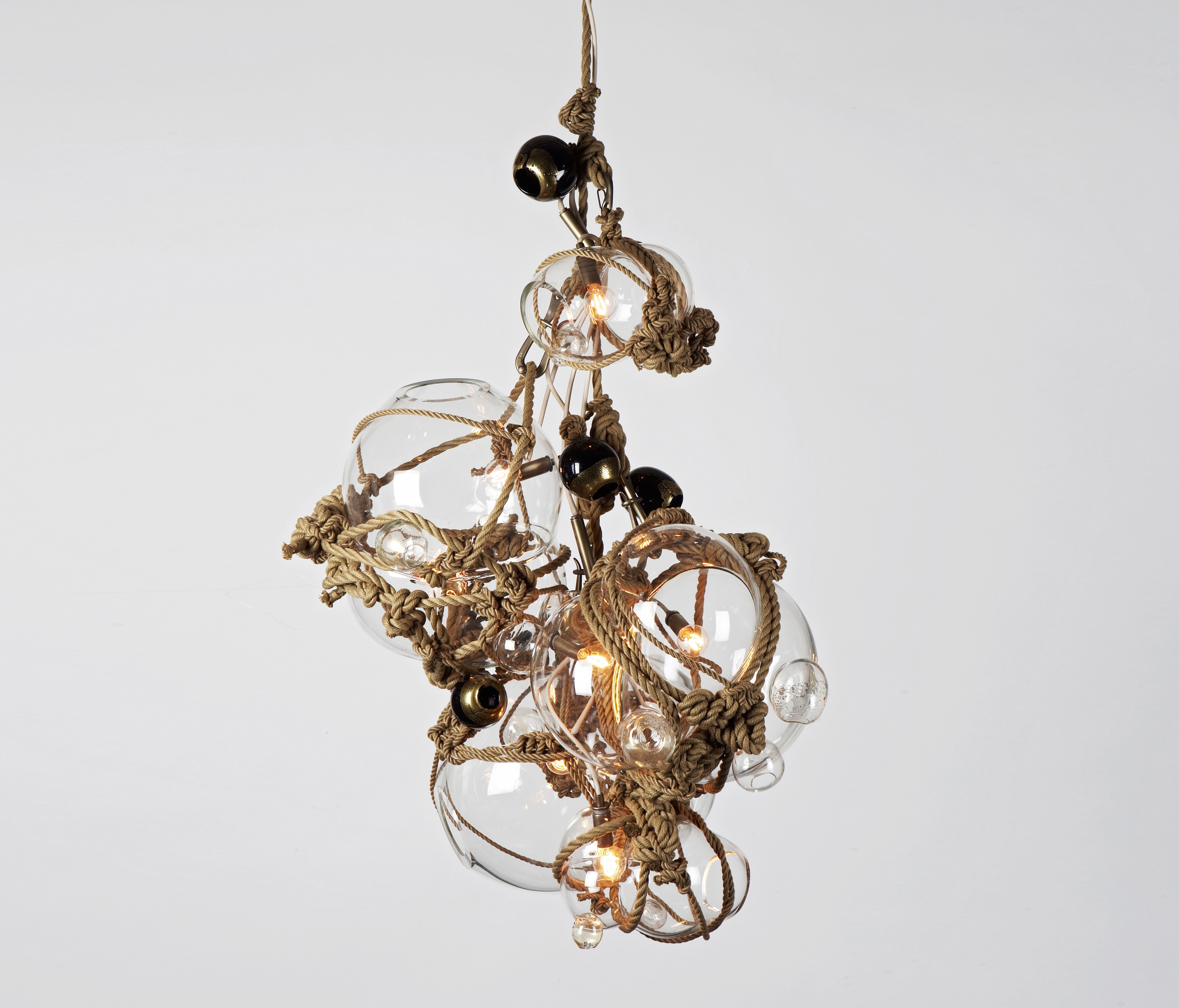 Afficher le produit Knotty Bubbles Chandelier - 3 Lg, 2 Sm Bubbles, 5 Barnacles (Khaki/Clear) du fabricant Roll & Hill