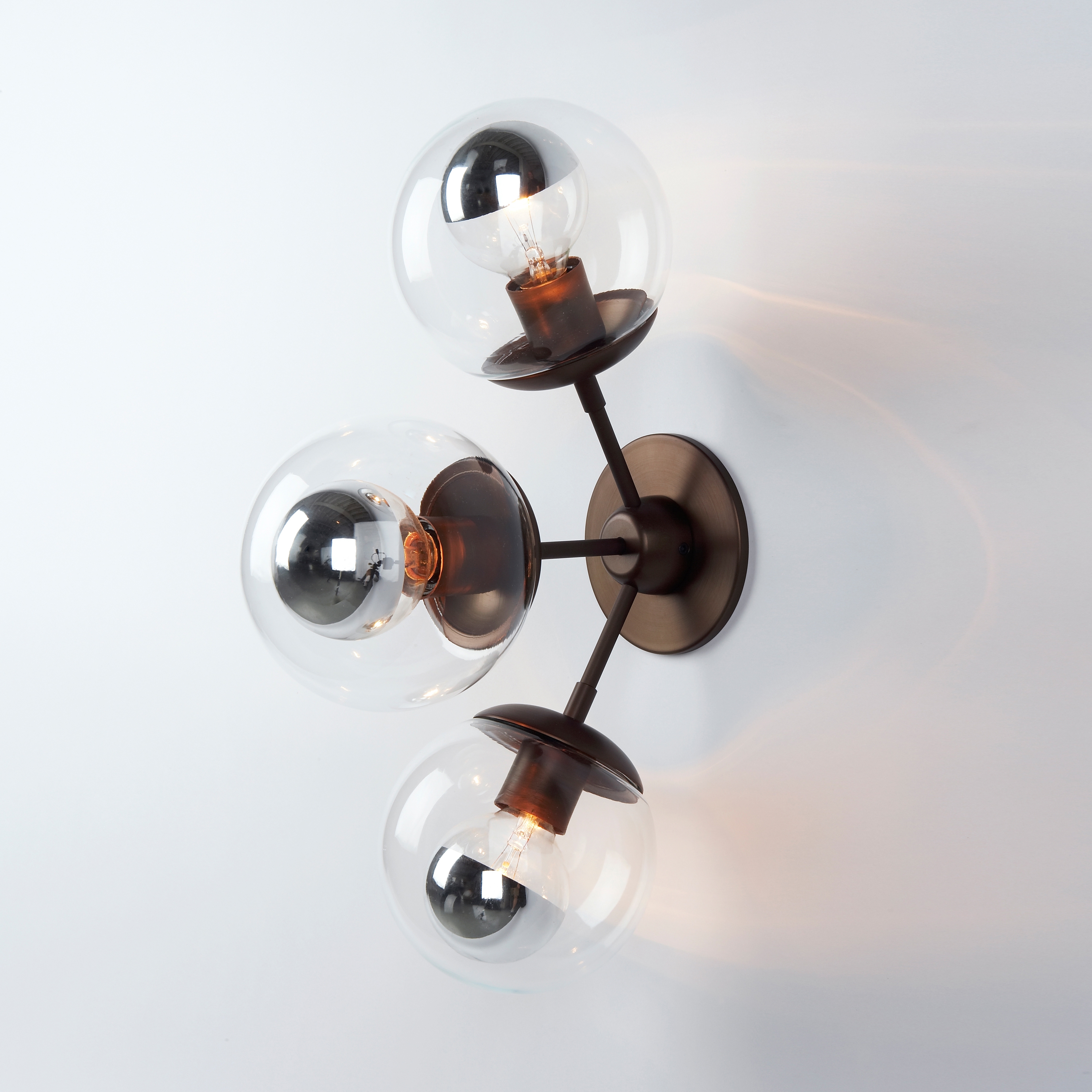 Mostra il prodotto Modo Sconce - 3 Globes (Bronze/Clear) del produttore Roll & Hill