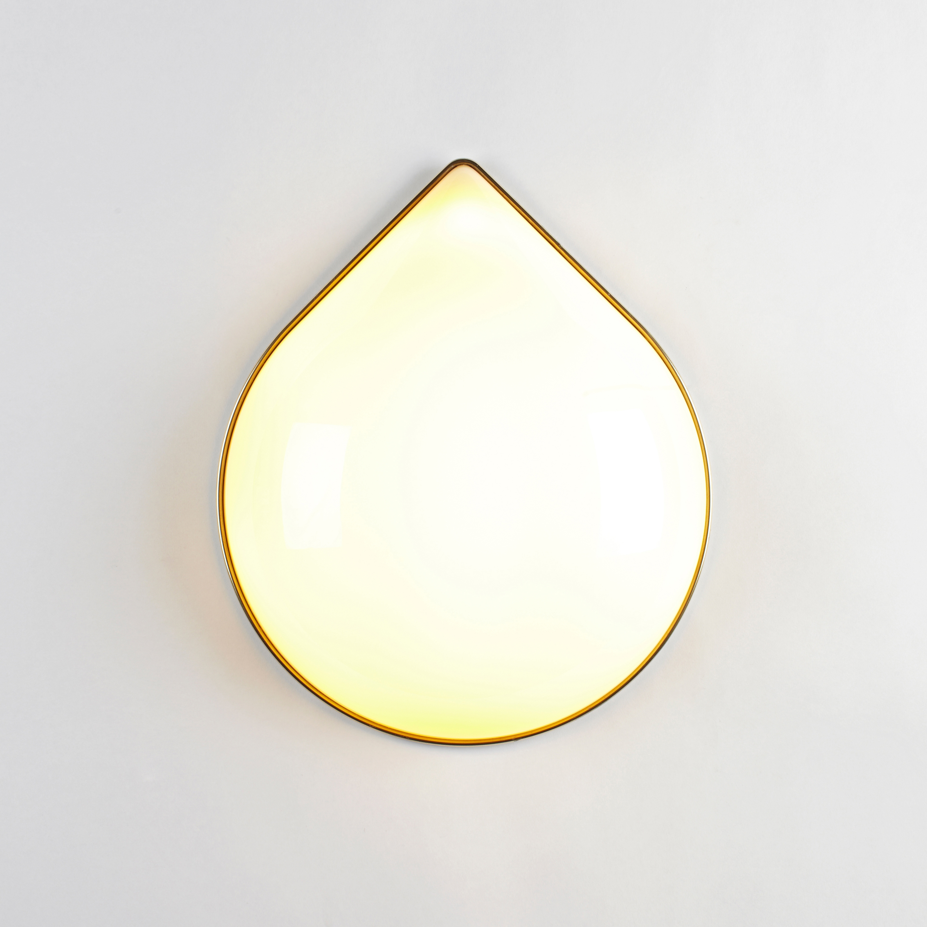 Mostrar el producto Odds & Ends Teardrop (Polished brass) del fabricante Roll & Hill