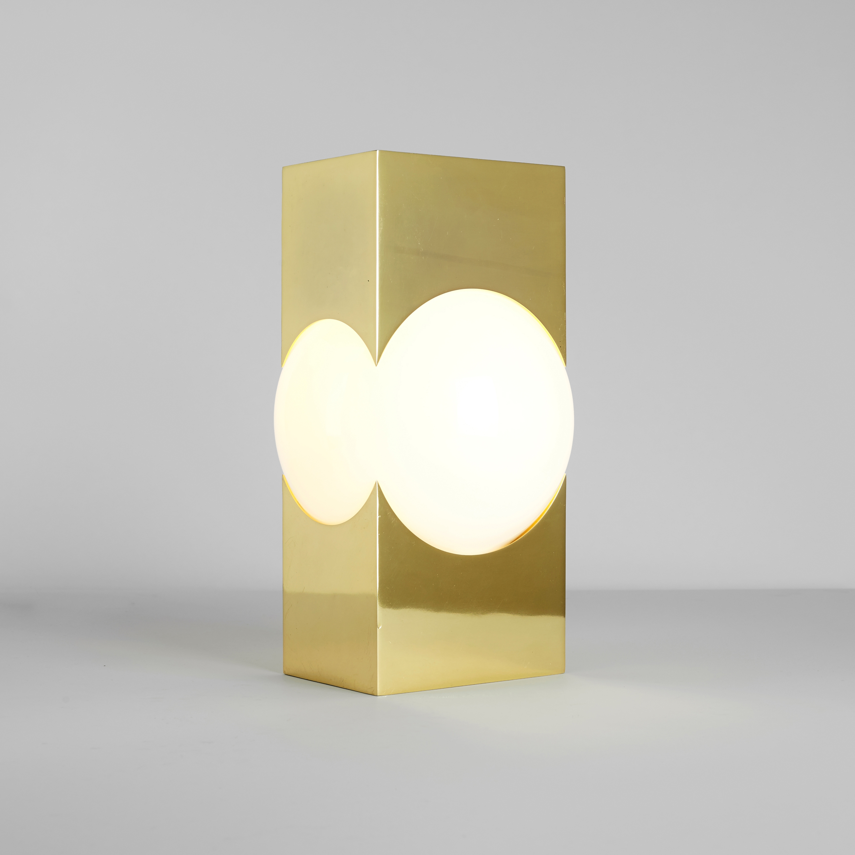 Mostra il prodotto Atlas 02 (Polished brass) del produttore Roll & Hill