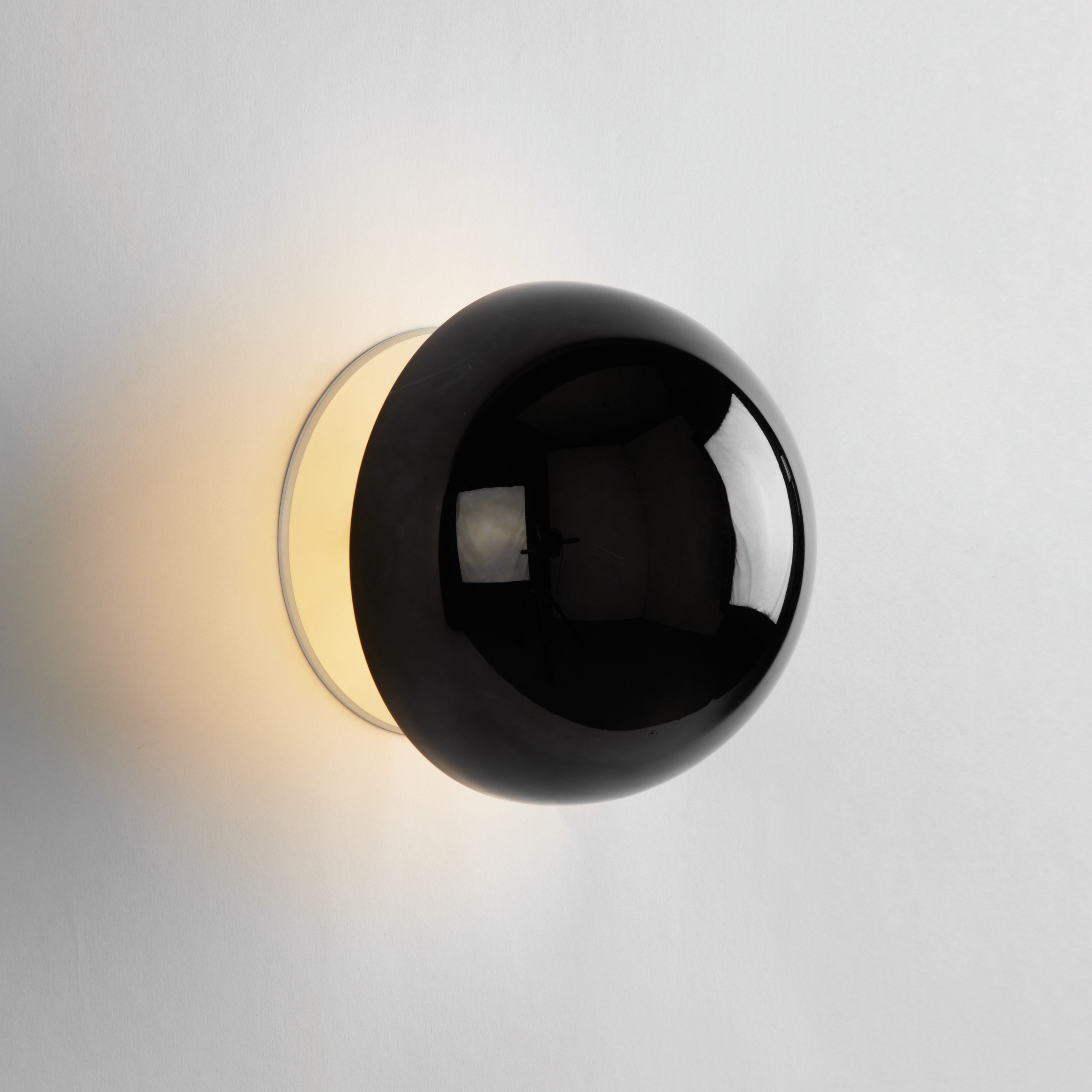 Mostra il prodotto Eclipse Fixed Sconce (Black) del produttore Roll & Hill
