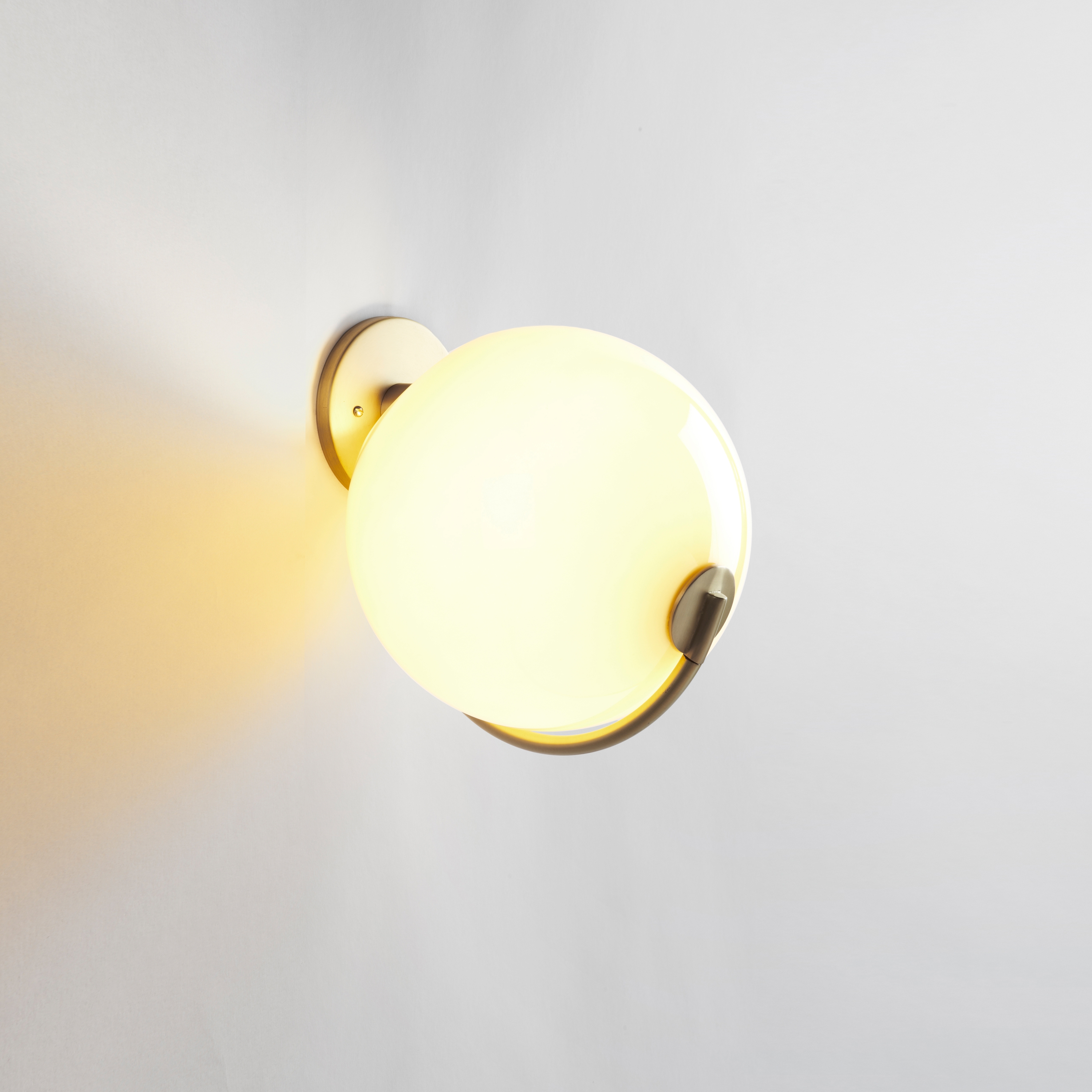Fiddlehead Sconce (Brass/Cream)