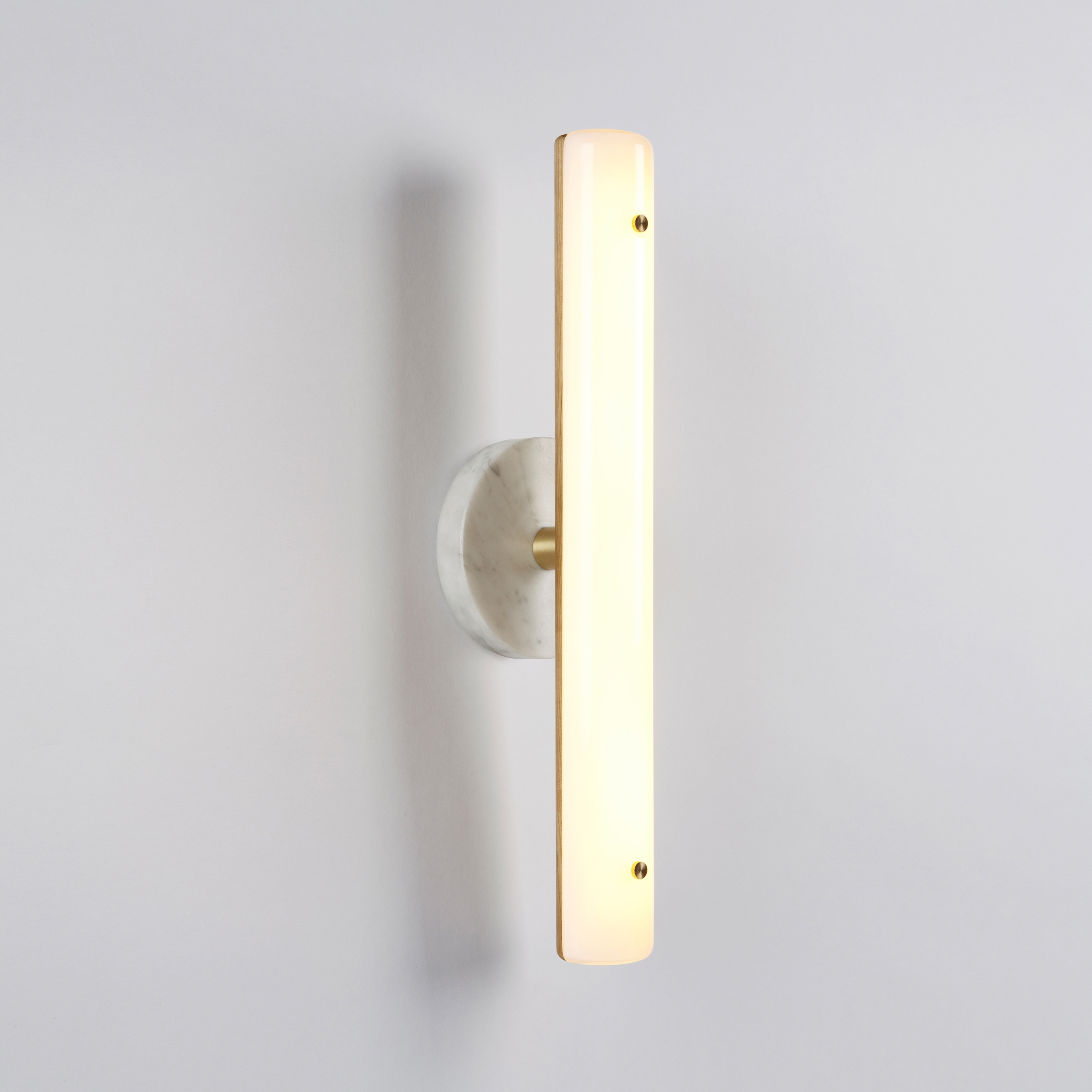 Mostra il prodotto Counterweight Circle Sconce (Ash) del produttore Roll & Hill
