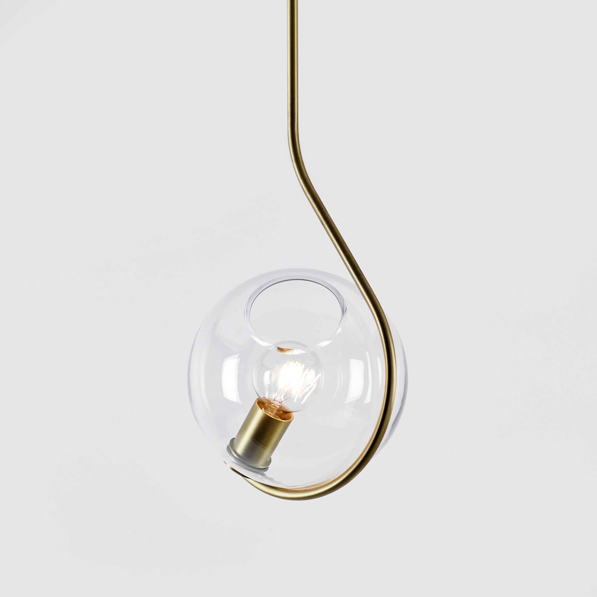 Mostra il prodotto Fiddlehead Pendant (Brass/Clear) del produttore Roll & Hill