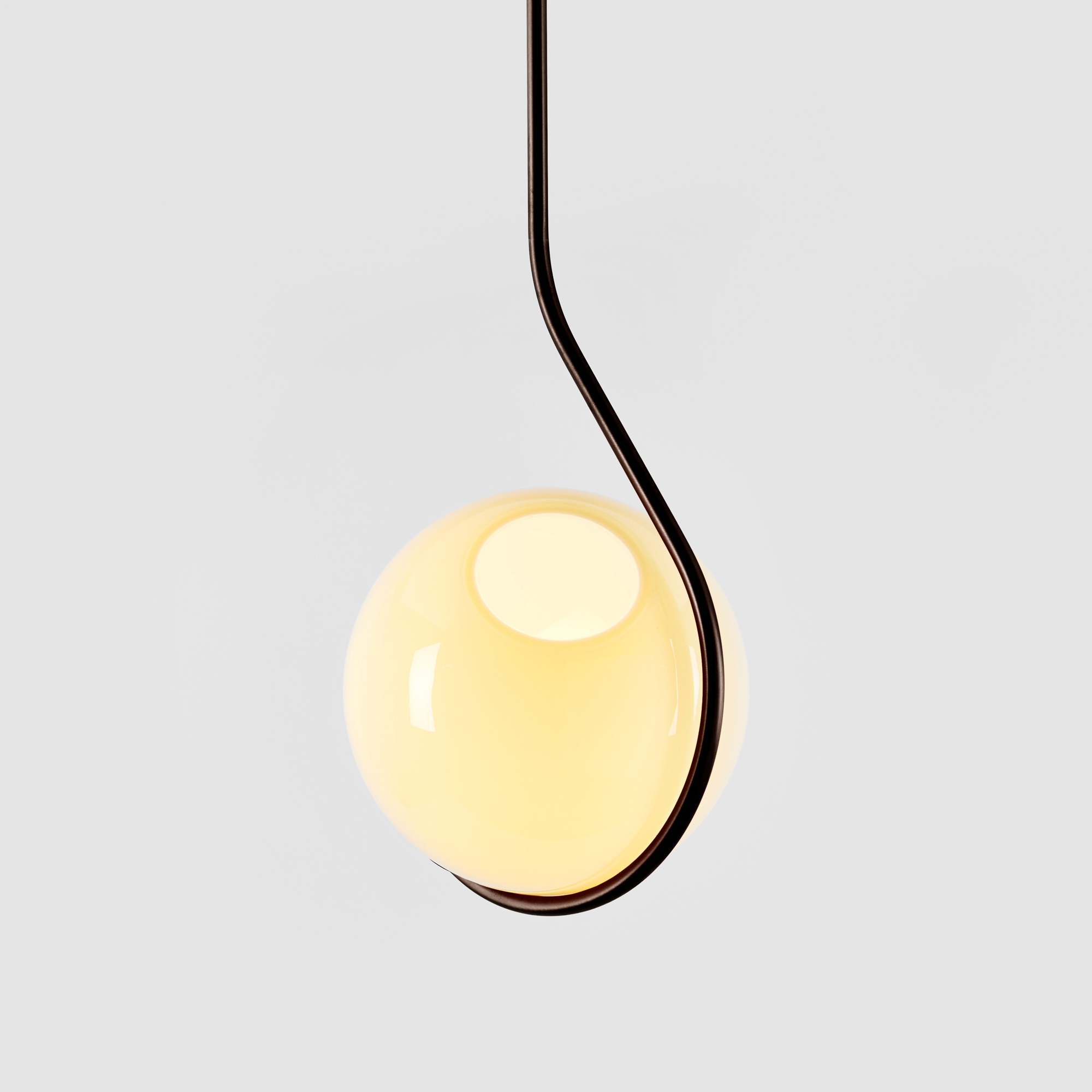 Mostra il prodotto Fiddlehead Pendant (Bronze/Cream) del produttore Roll & Hill