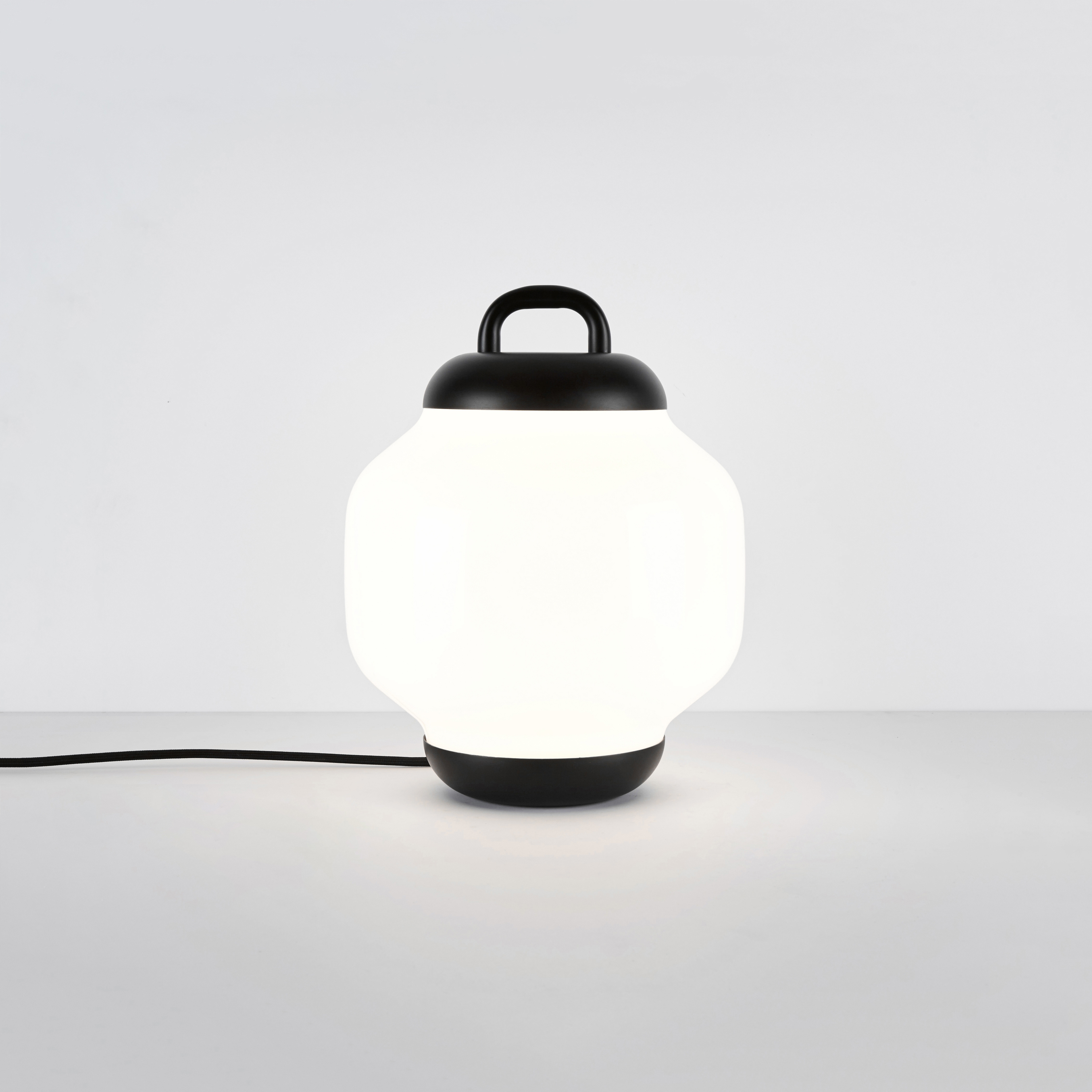 Mostra il prodotto Esper Table Lamp (Black/White) del produttore Roll & Hill