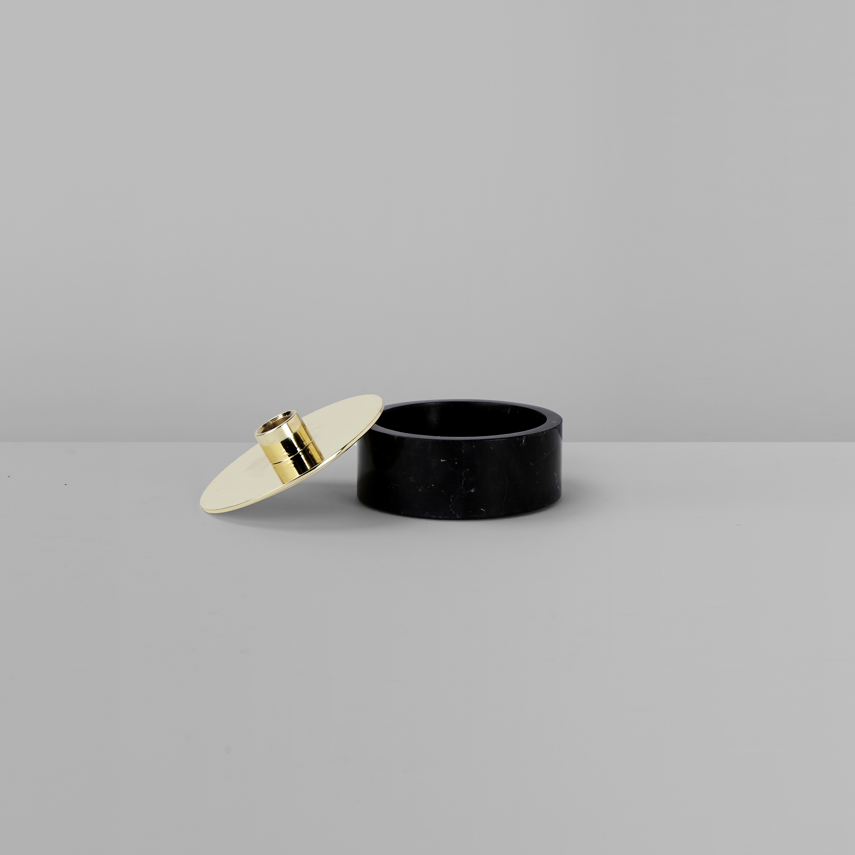 Afficher le produit Cache (Black marble/Polished brass) du fabricant Roll & Hill