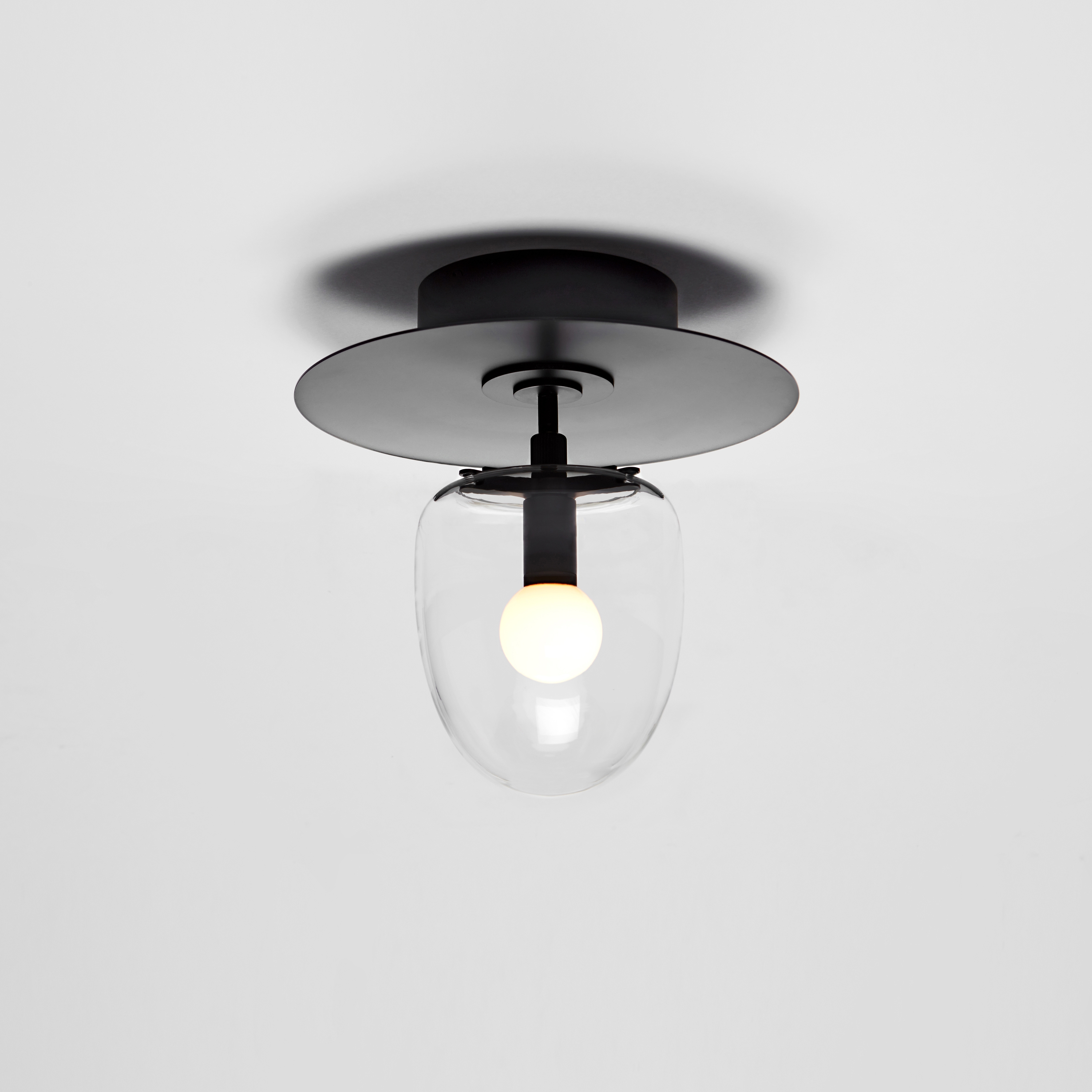 Mostra il prodotto Bell Flush Mount (Blackened Brass) del produttore Roll & Hill