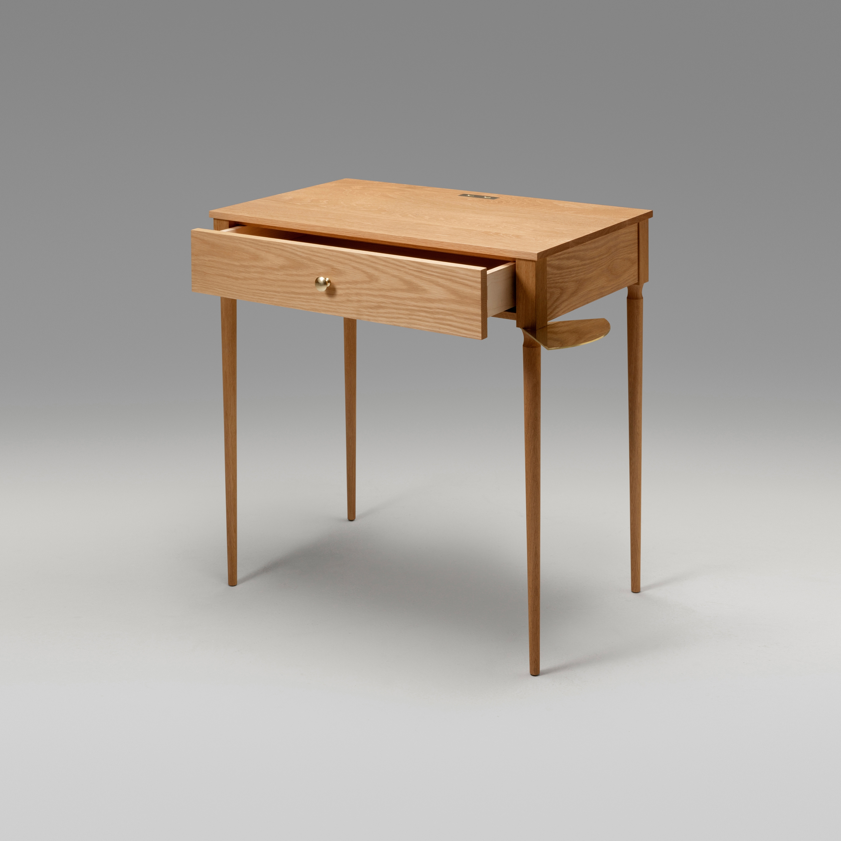 Mostra il prodotto The Cain Nightstand (White Oak) del produttore Roll & Hill