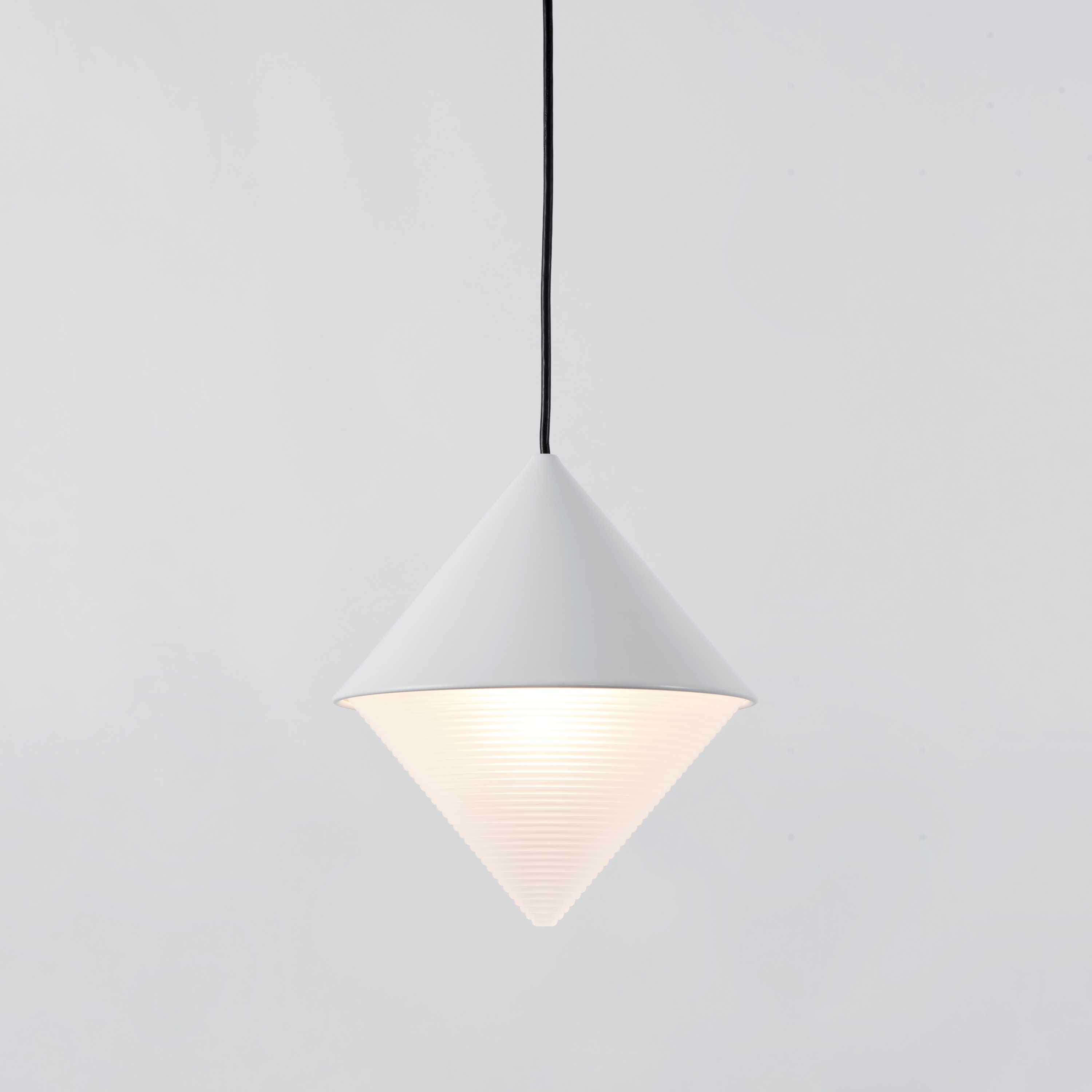Afficher le produit Half & Half Pendant - Cone (White) du fabricant Roll & Hill