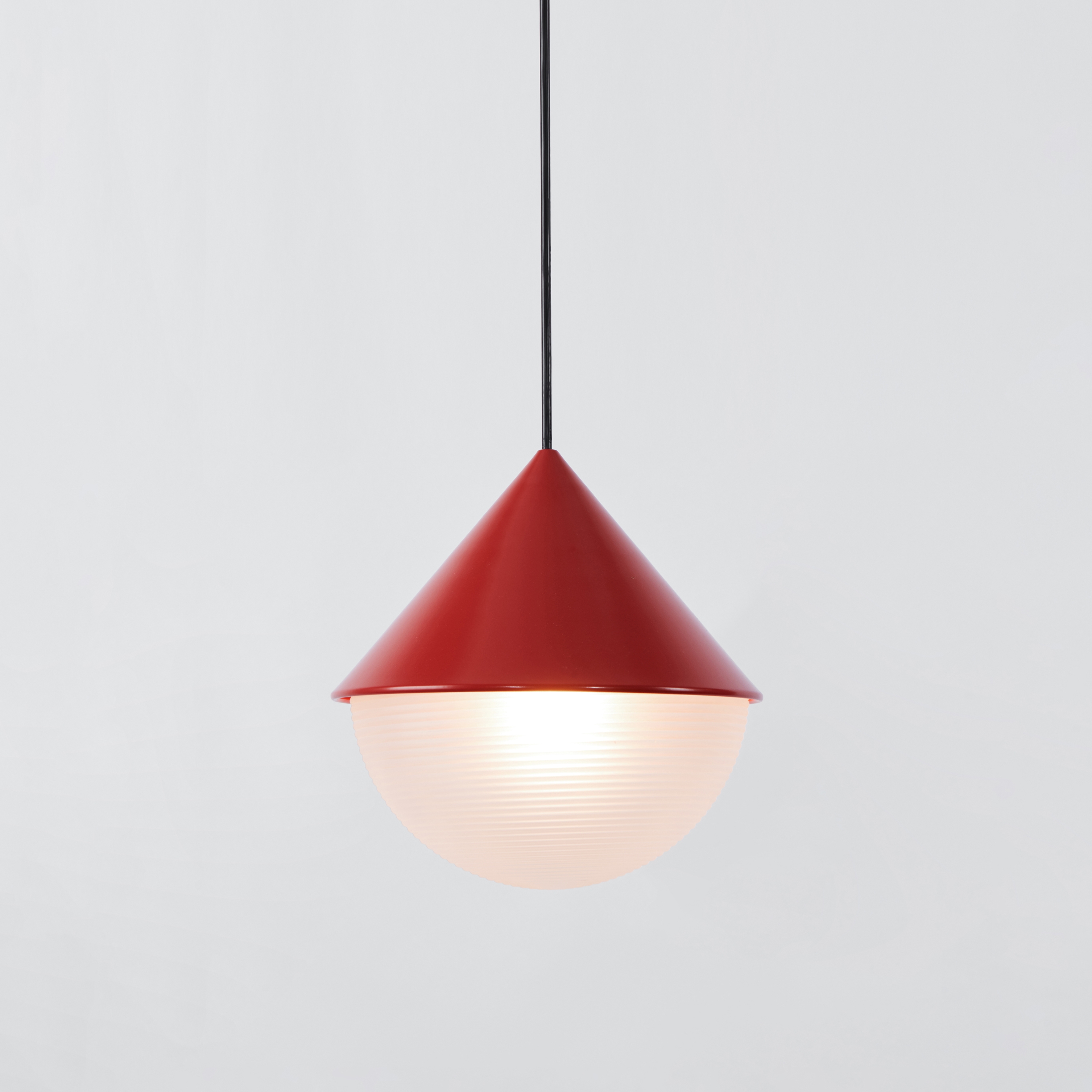 Mostra il prodotto Half & Half Pendant - Hemisphere (Red) del produttore Roll & Hill